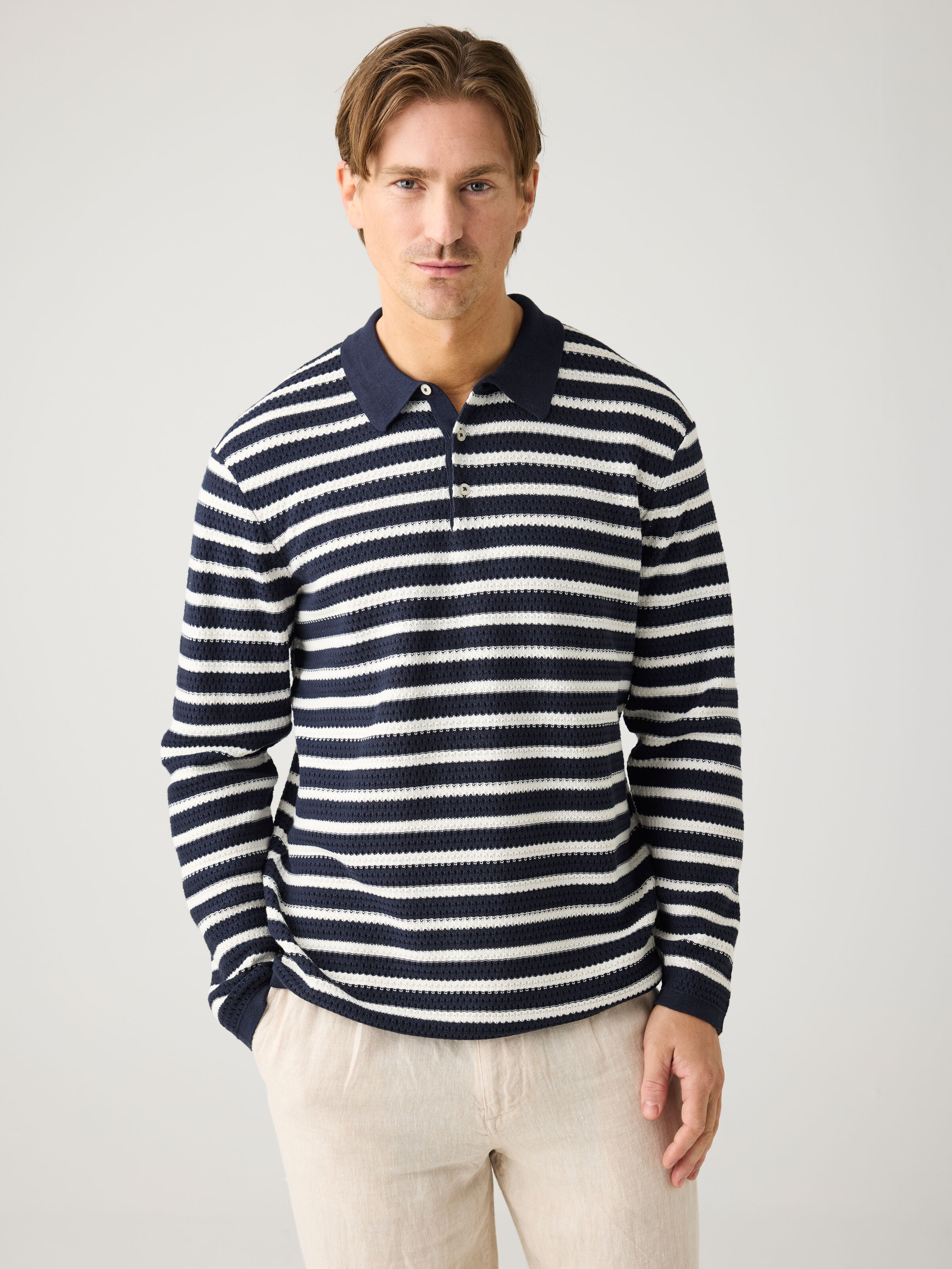 Gestricktes Langarm-Poloshirt mit Streifen aus Bio-Baumwolle