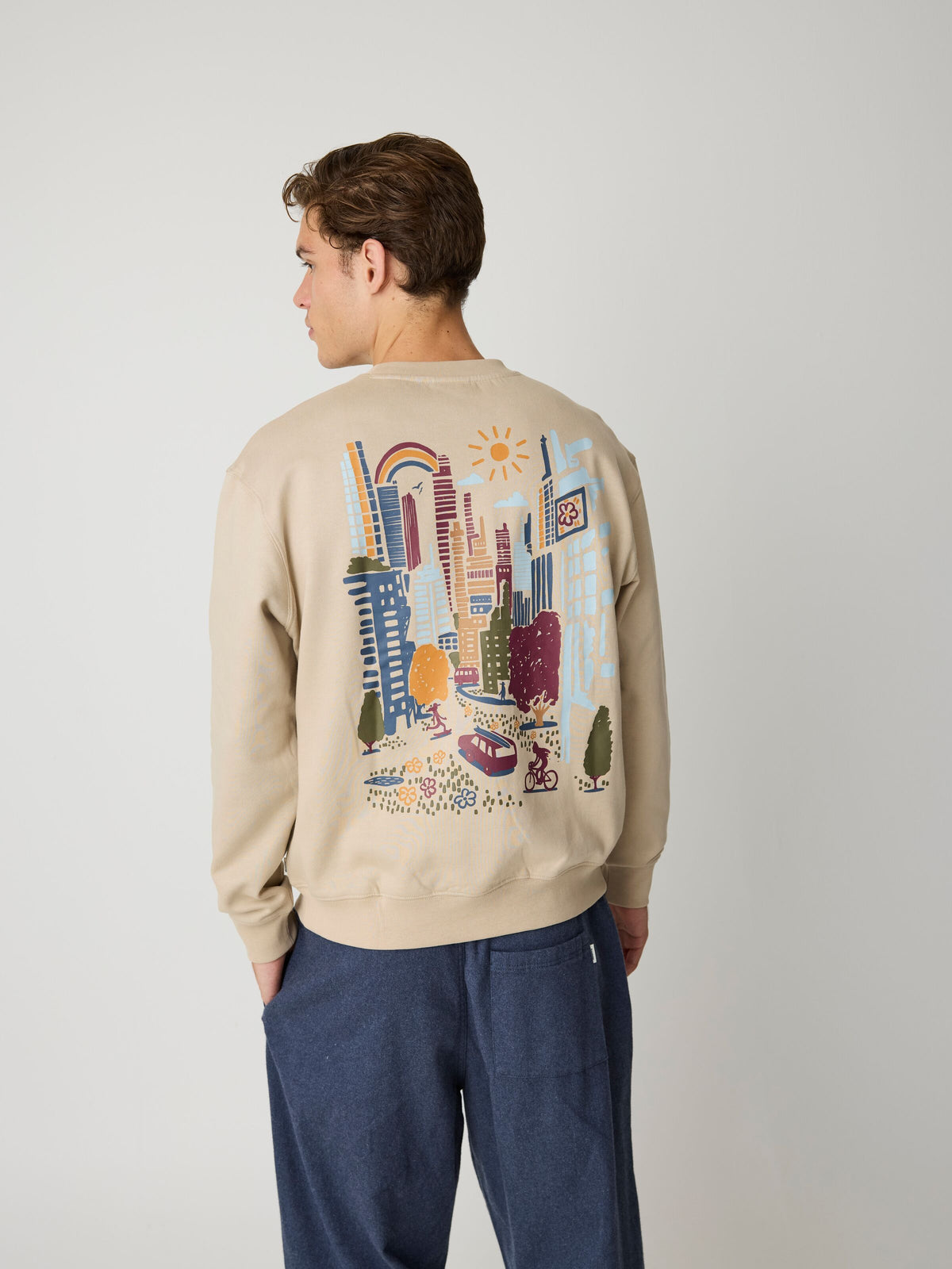 Sweatshirt mit Rundhalsausschnitt und Rückenprint aus Bio-Baumwolle – Lifestyleansicht