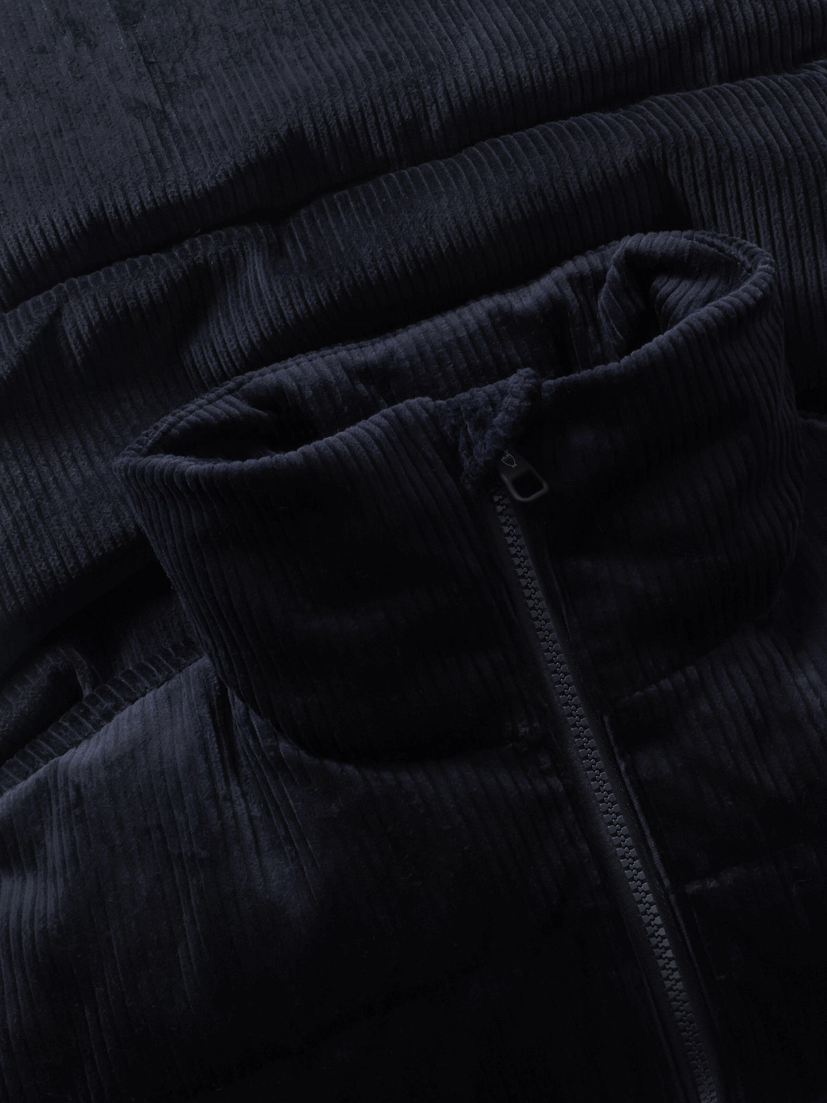 Wattierte Cord-Steppjacke mit hohem Kragen aus Bio-Baumwolle – Detailansicht