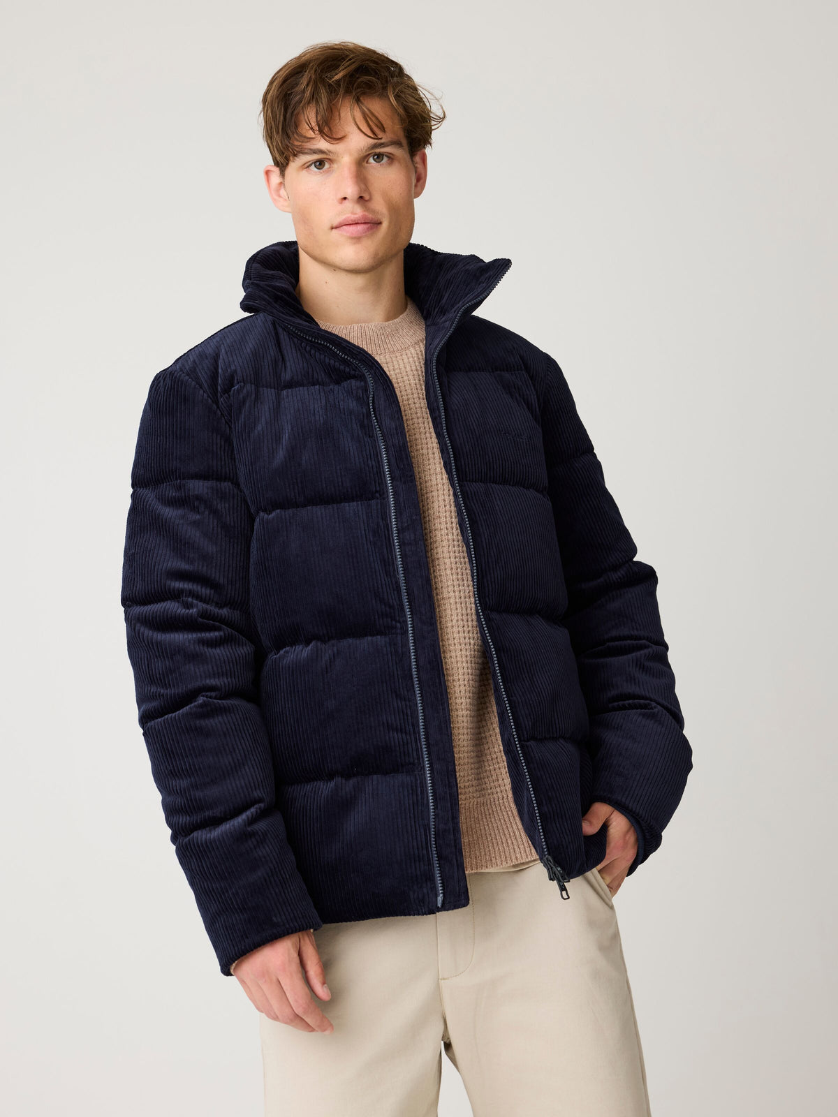 Wattierte Cord-Steppjacke mit hohem Kragen aus Bio-Baumwolle – Lifestyleansicht