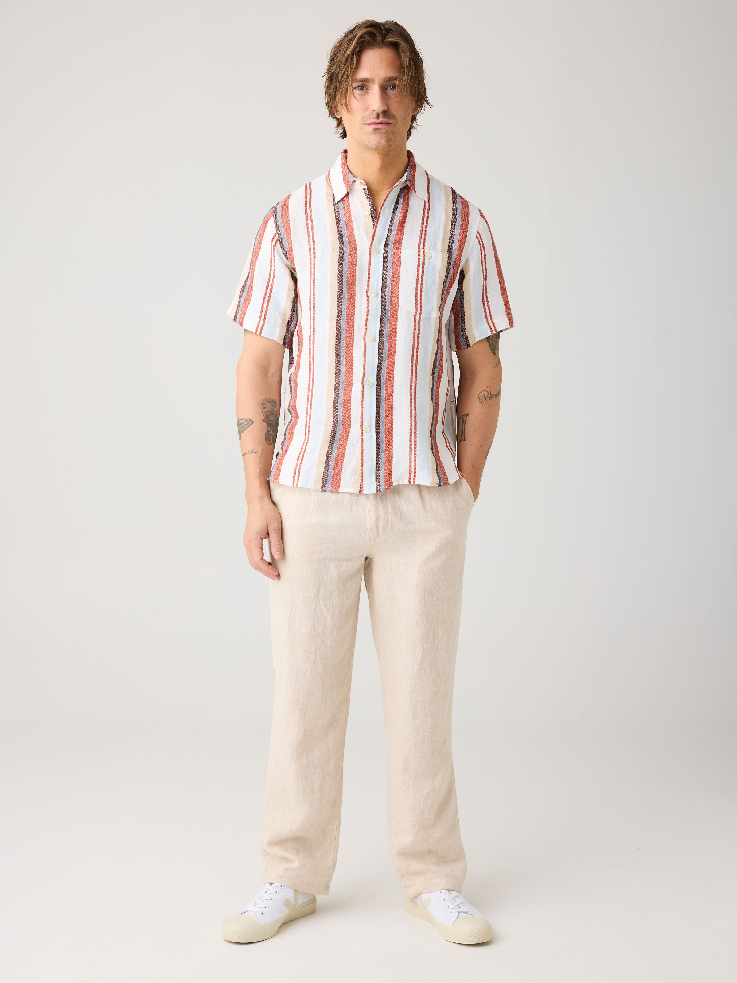 Lockeres gestreiftes Kurzarmhemd aus Bio-Leinen