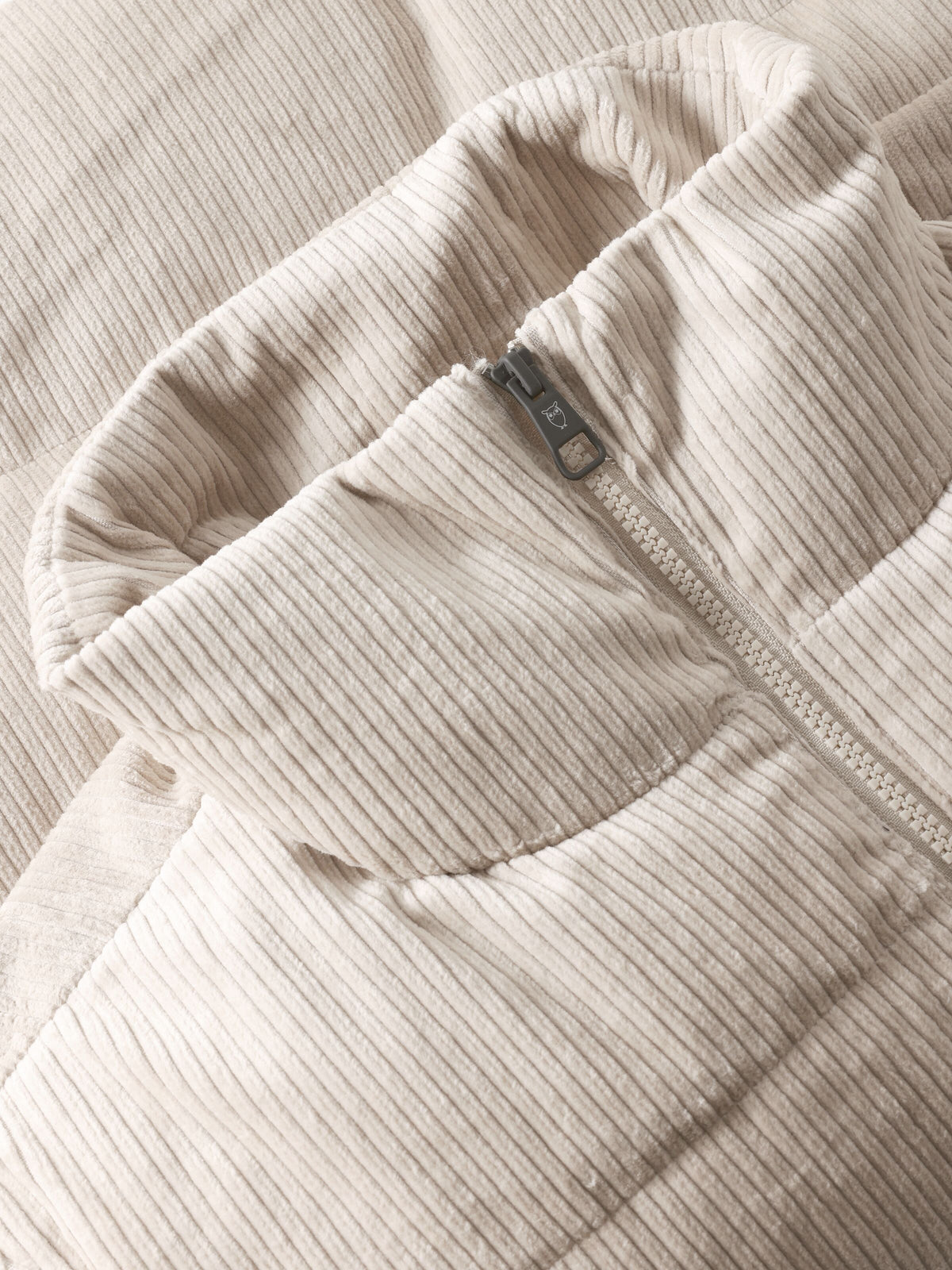Wattierte Cord Puffer Weste CORDUROY aus Bio-Baumwolle – Detailansicht