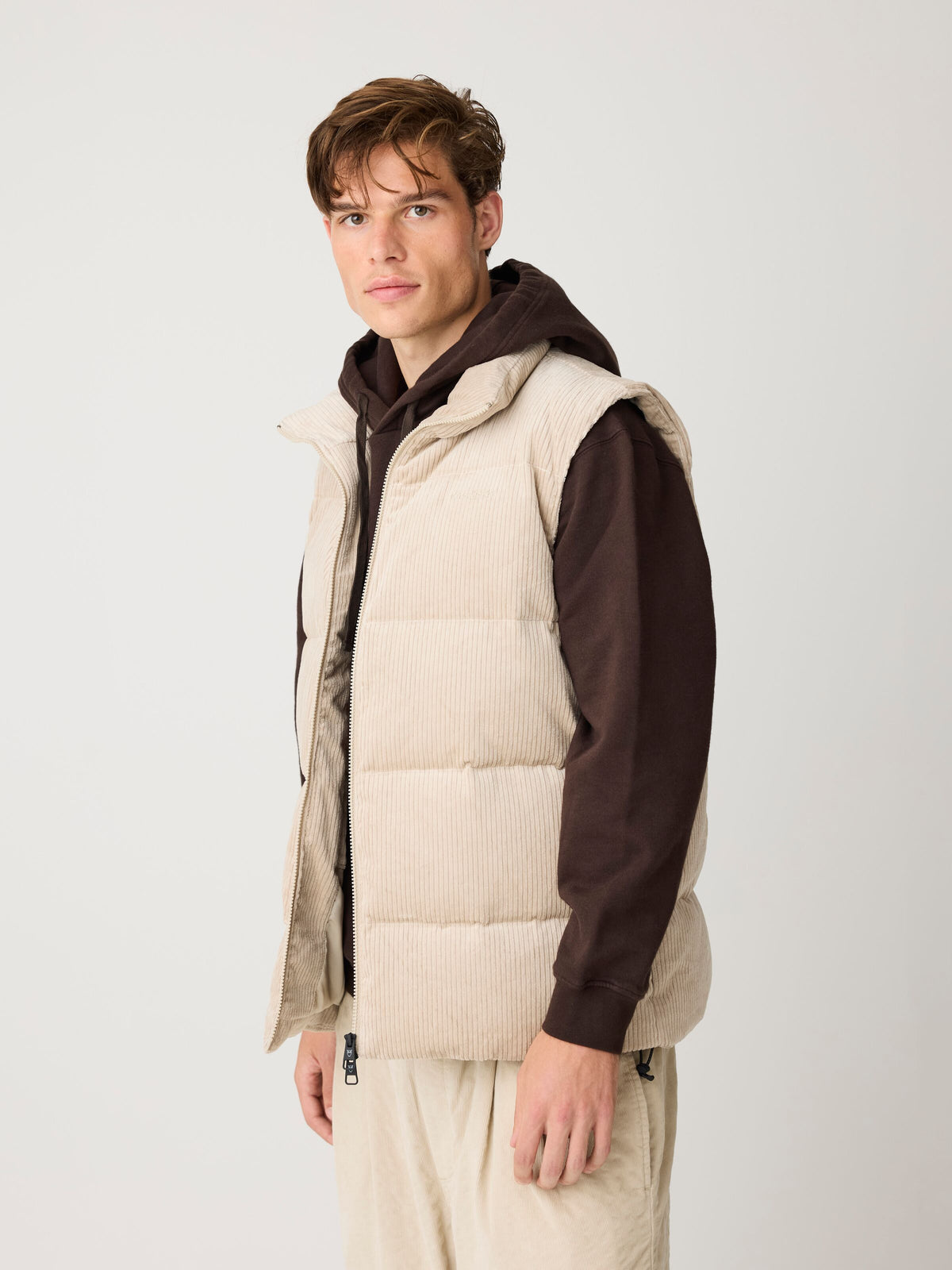 Wattierte Cord Puffer Weste CORDUROY aus Bio-Baumwolle – Lifestyleansicht