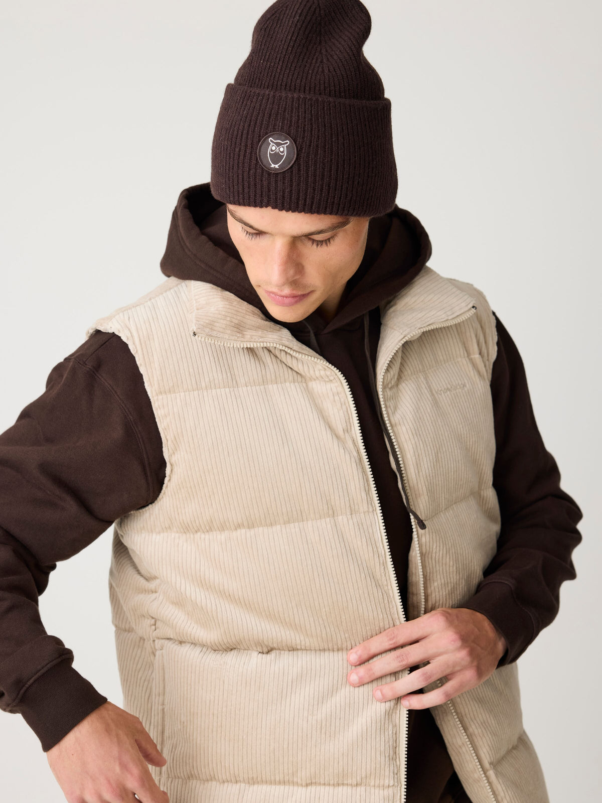 Wattierte Cord Puffer Weste CORDUROY aus Bio-Baumwolle – Lifestyleansicht