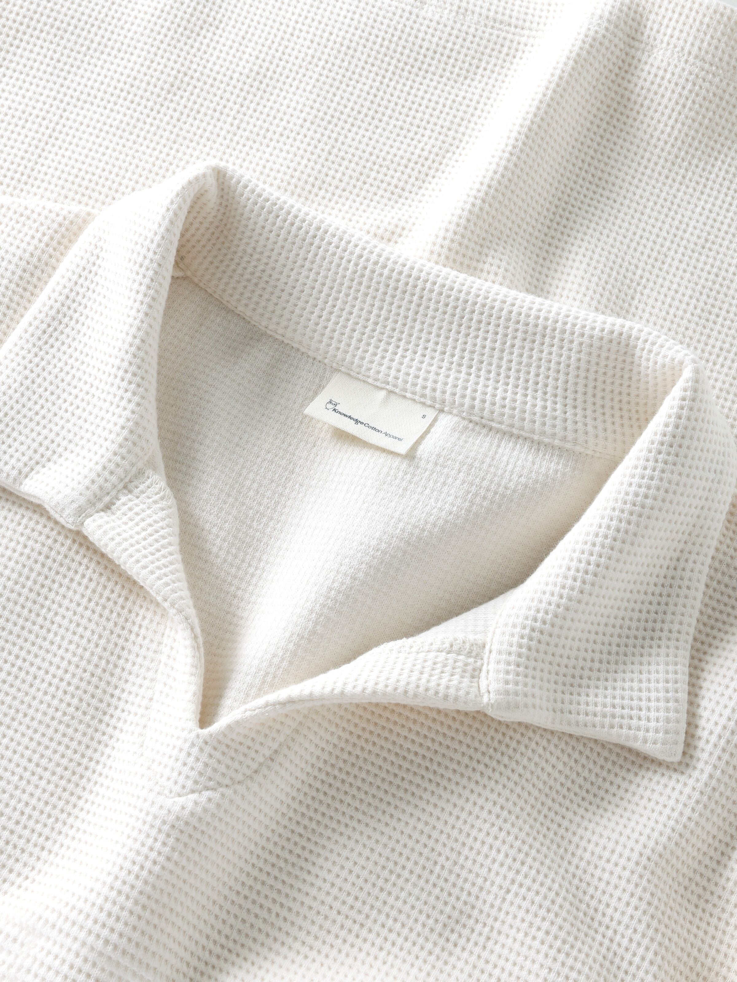 Poloshirt mit Waffle-Struktur und Split-Kragen aus Bio-Baumwolle