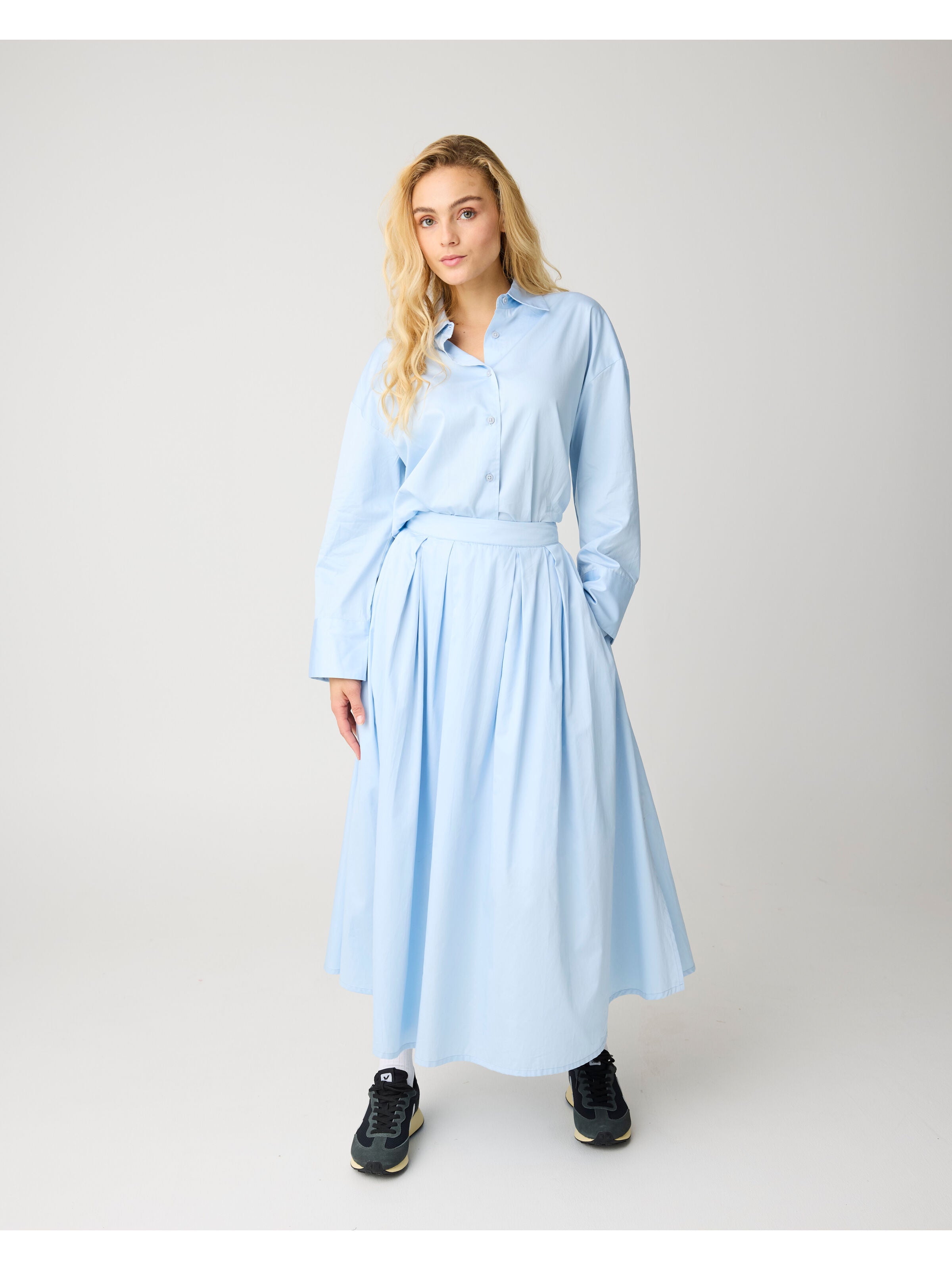 Langer Satin-Faltenrock aus Bio-Baumwolle