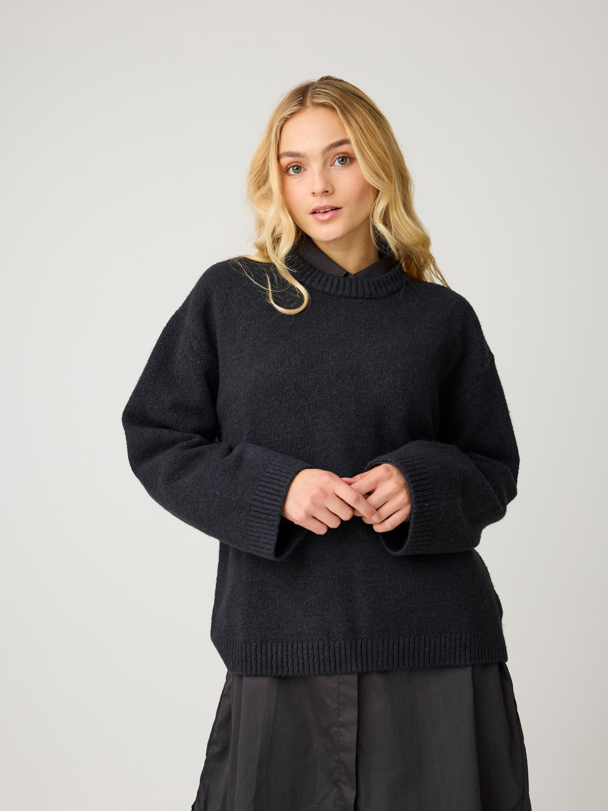 Soufflé Strickpullover mit Rundhalsausschnitt - Relaxed Fit - aus recyceltem Polyester