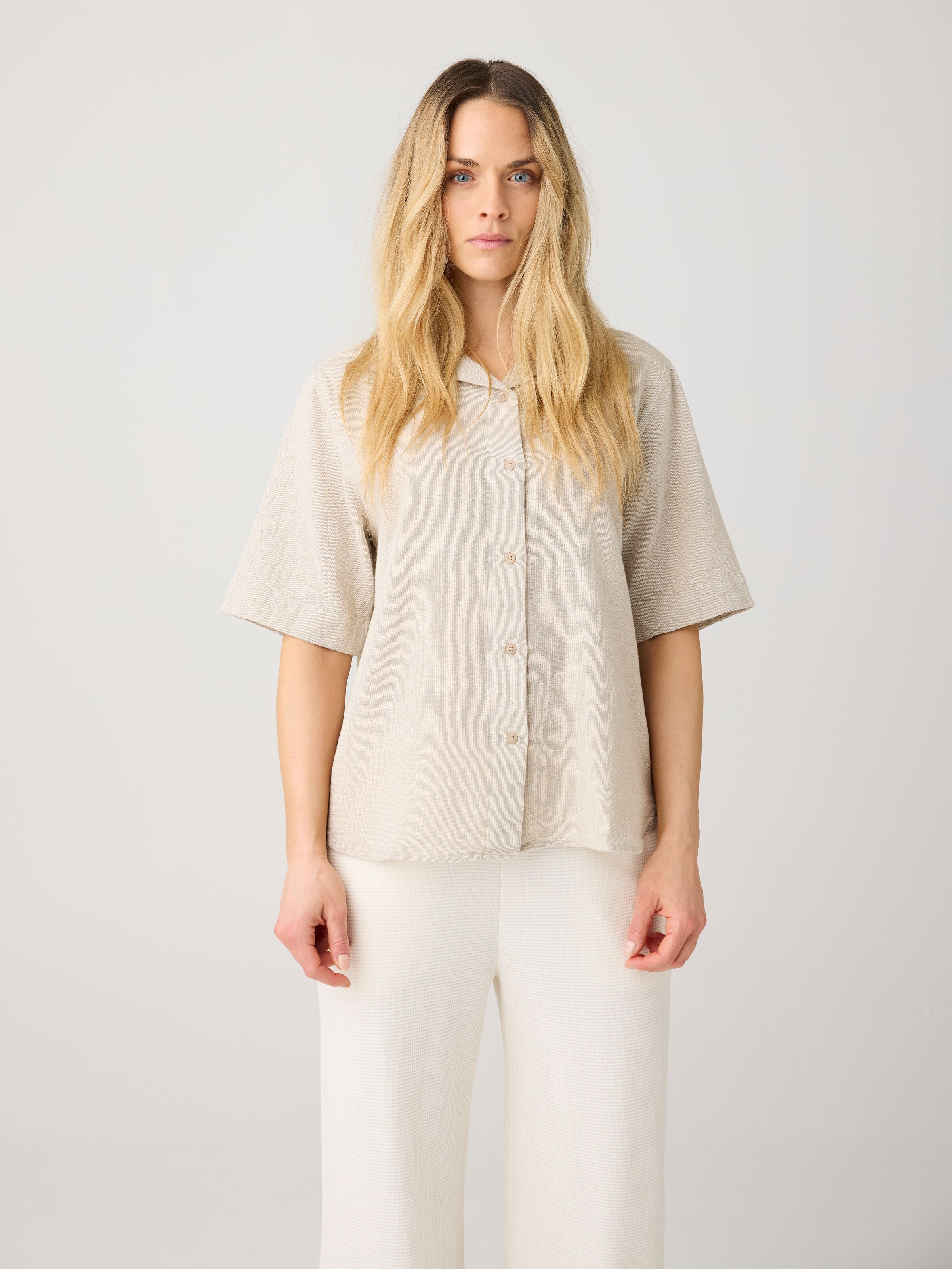 Lockere kurzarm Bluse mit Struktur aus Bio-Baumwolle