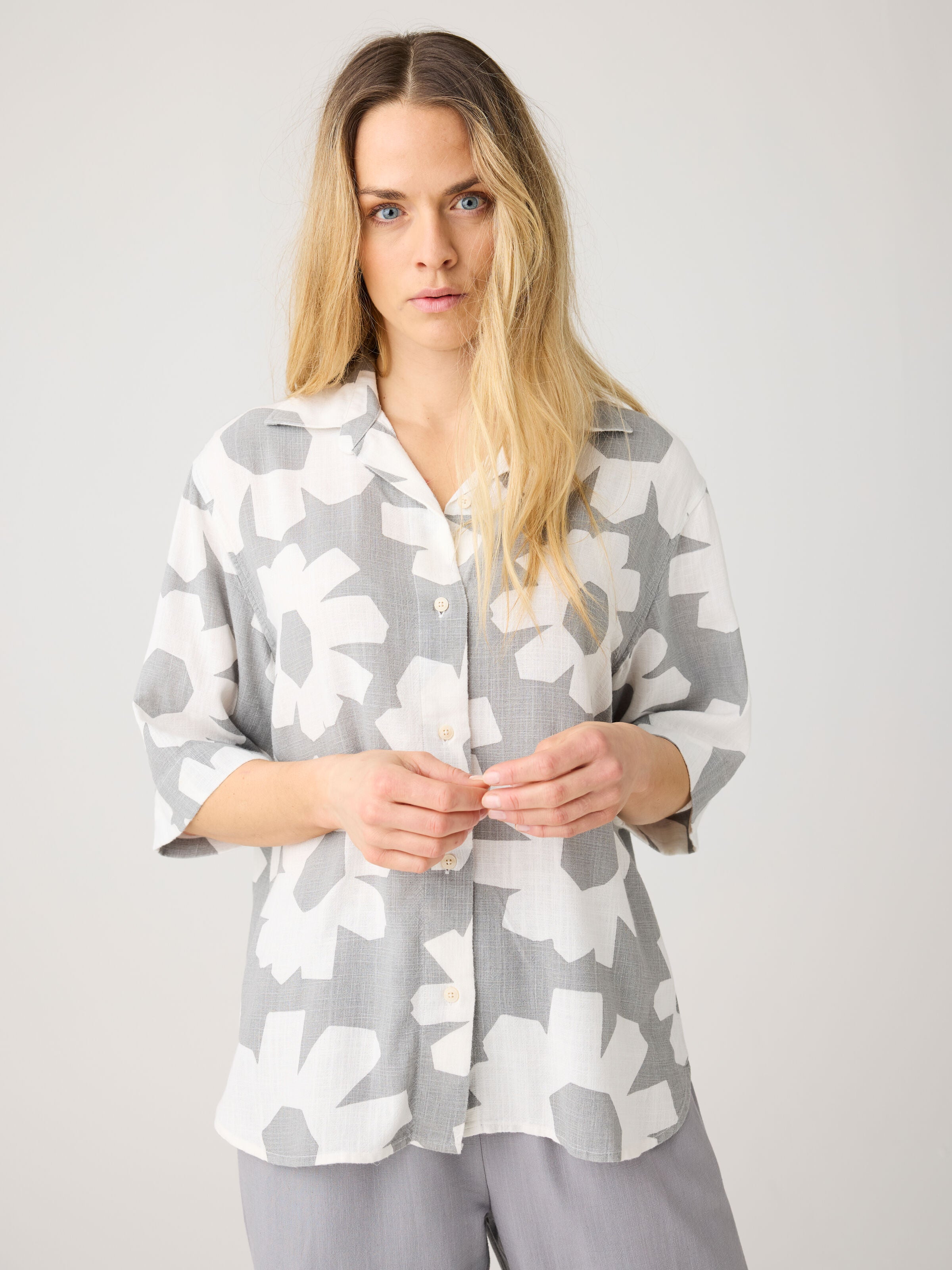 Lässige Kurzarmbluse mit Flower-Print aus Bio-Leinen-Lyocell-Mix