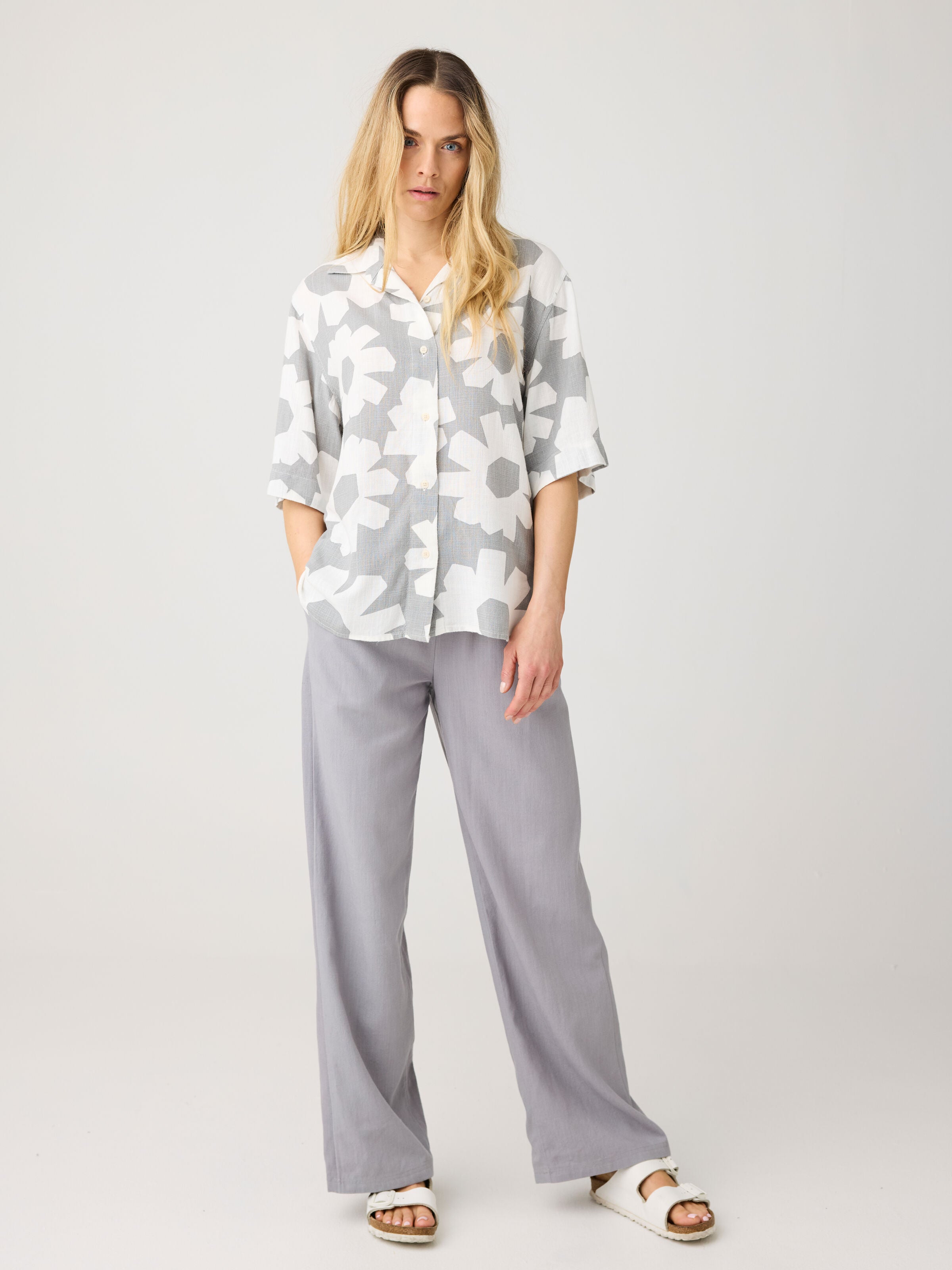 Lässige Kurzarmbluse mit Flower-Print aus Bio-Leinen-Lyocell-Mix