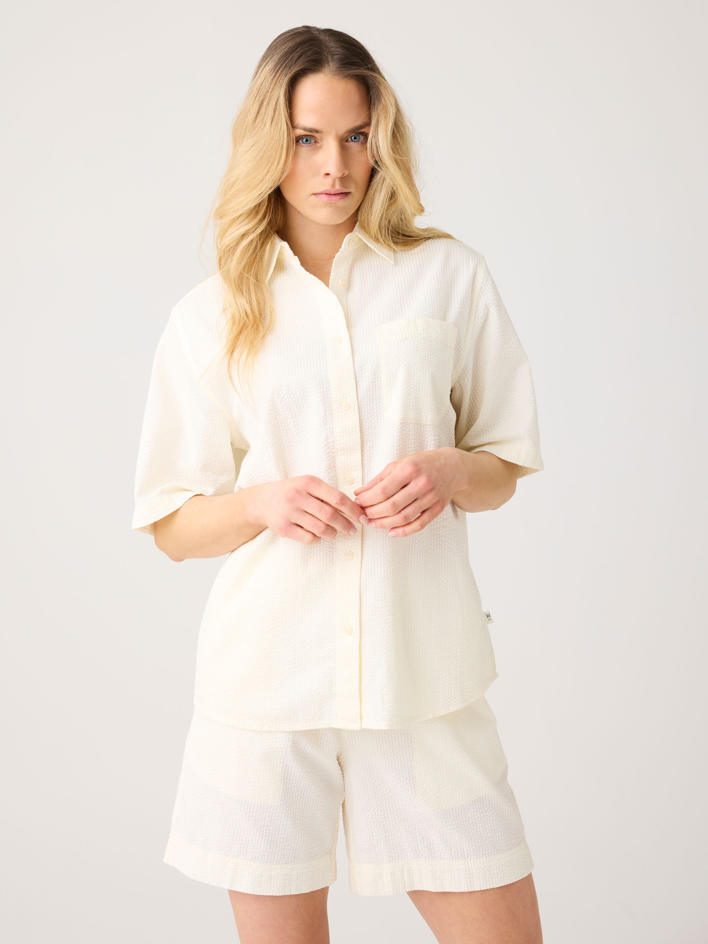 Lockere Seersucker-Bluse mit kurzen Ärmeln aus Bio-Baumwolle