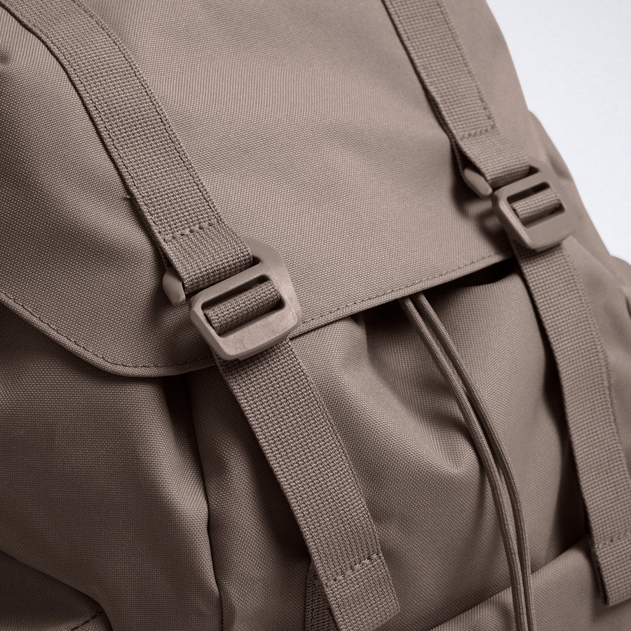 Flap Pack LARGE Rucksack mit Laptopfach aus RE:PET