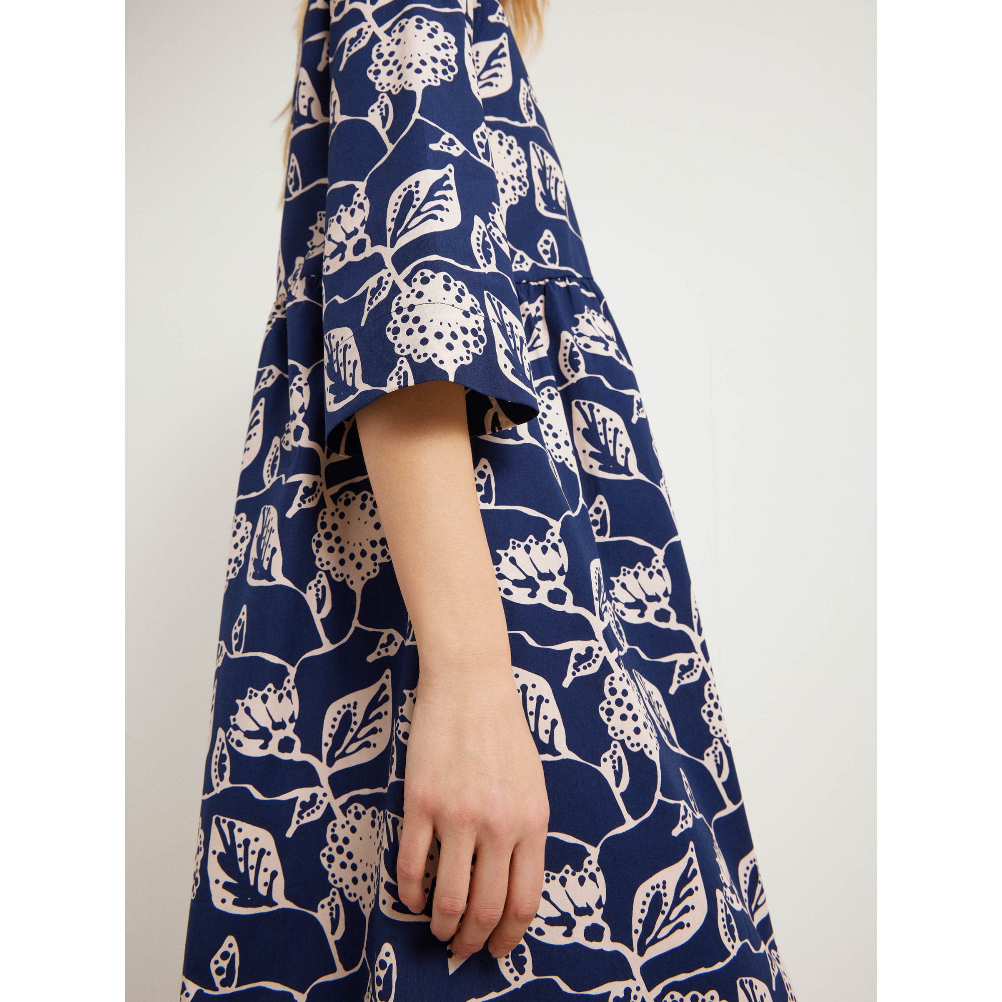 Kleid mit V-Ausschnitt aus Bio-Baumwolle