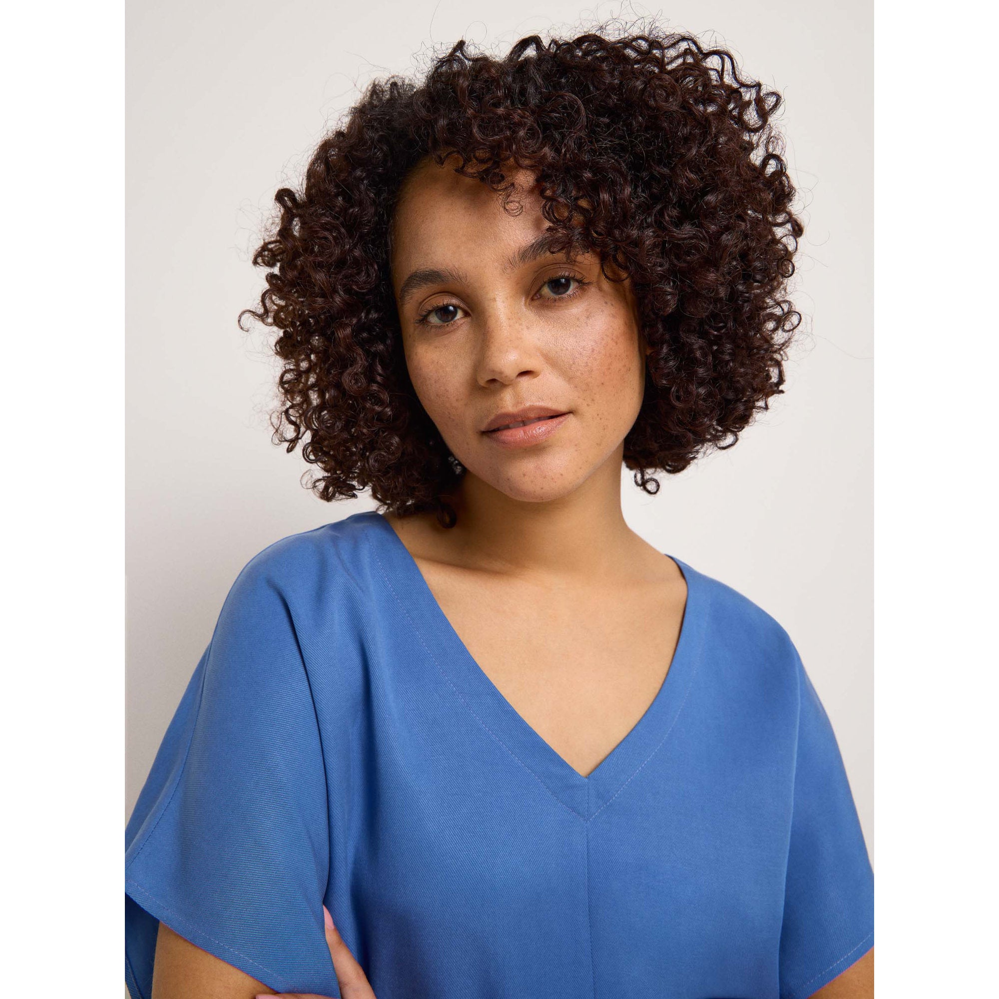 Kleid mit V-Ausschnitt aus TENCEL™ und Bio-Leinen