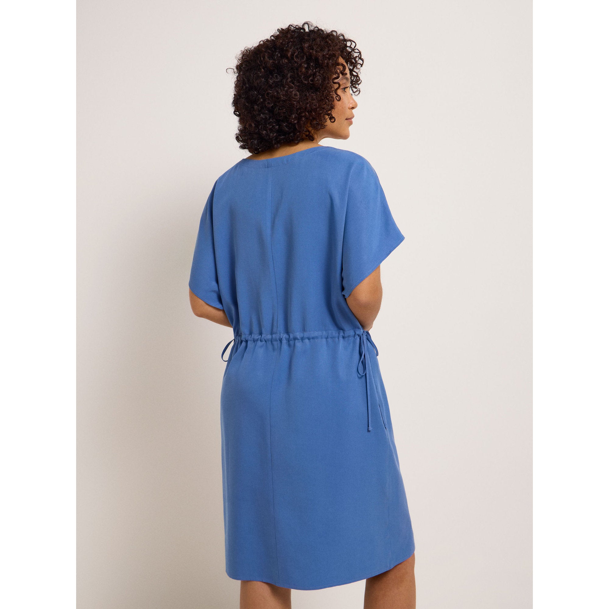 Kleid mit V-Ausschnitt aus TENCEL™ und Bio-Leinen