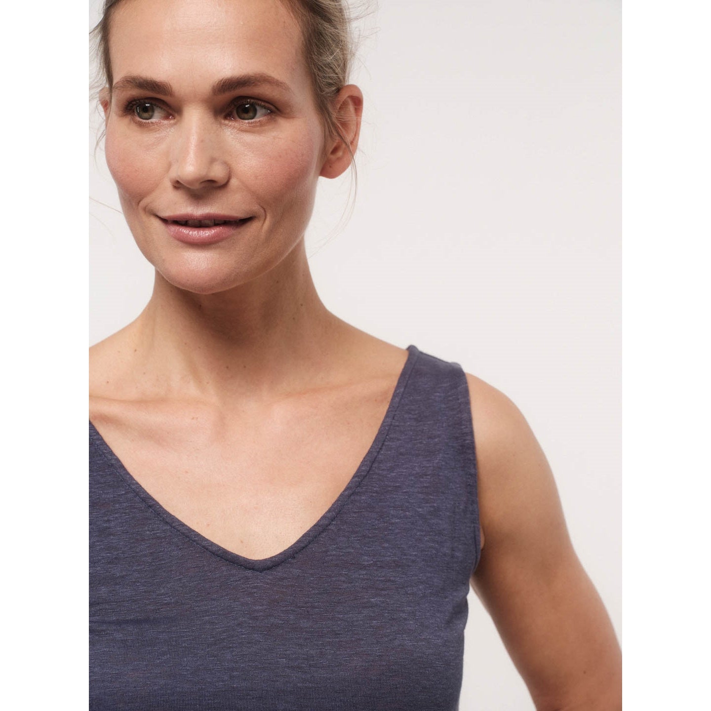 Tanktop mit V-Ausschnitt aus Bio-Leinen