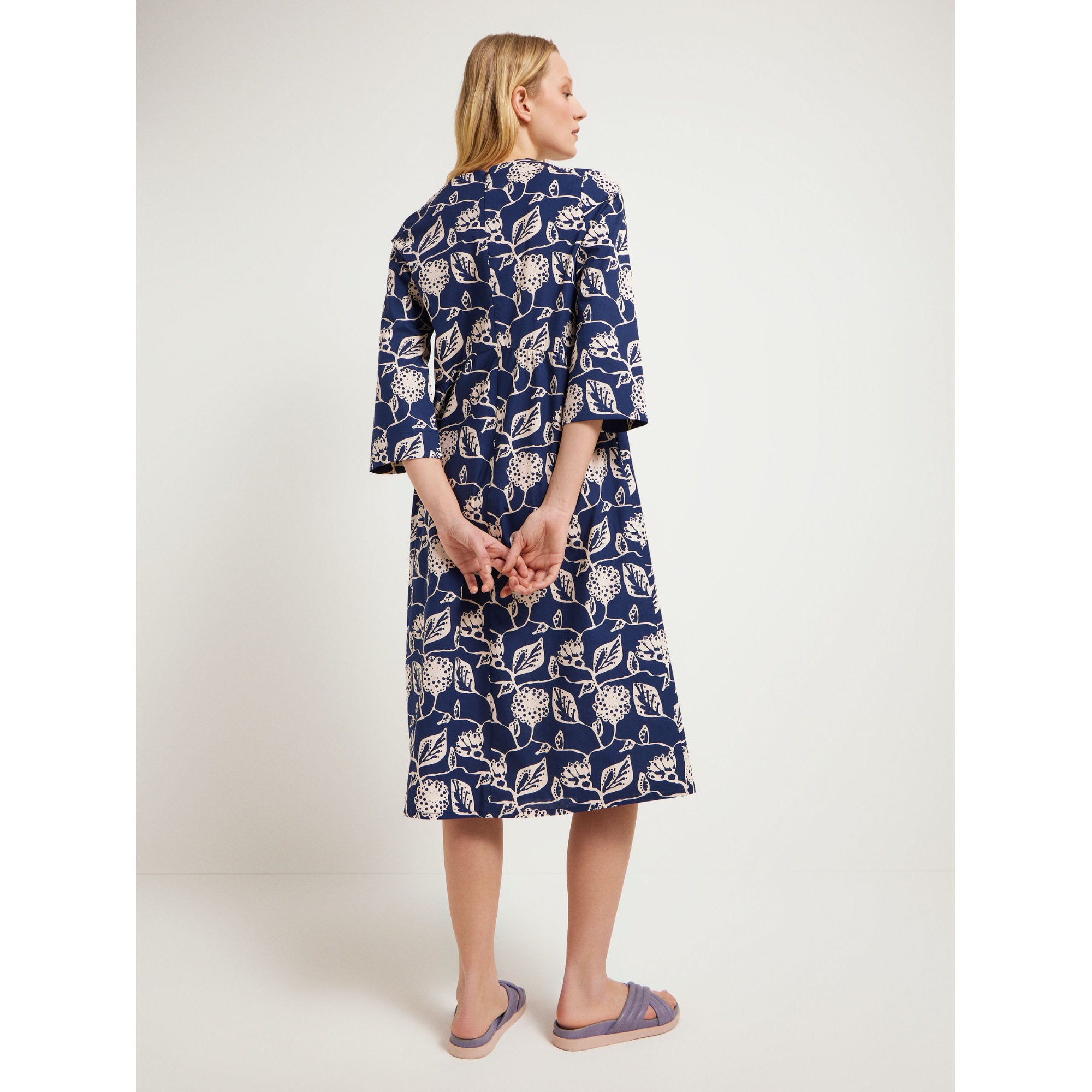 Kleid mit V-Ausschnitt aus Bio-Baumwolle