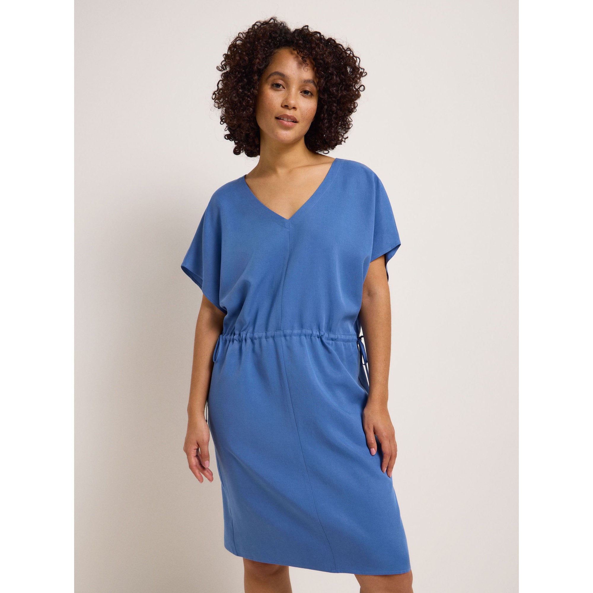 Kleid mit V-Ausschnitt aus TENCEL™ und Bio-Leinen