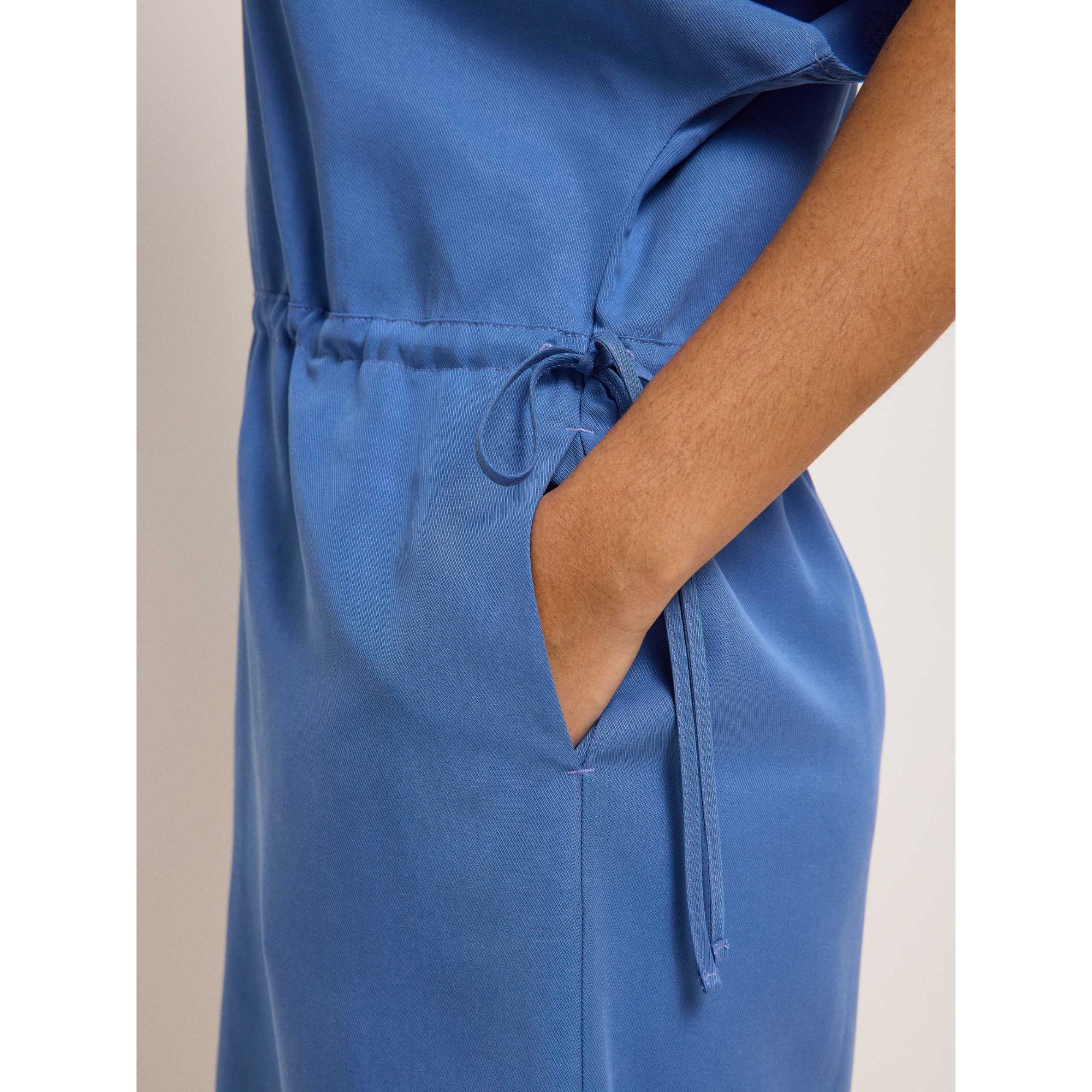 Kleid mit V-Ausschnitt aus TENCEL™ und Bio-Leinen