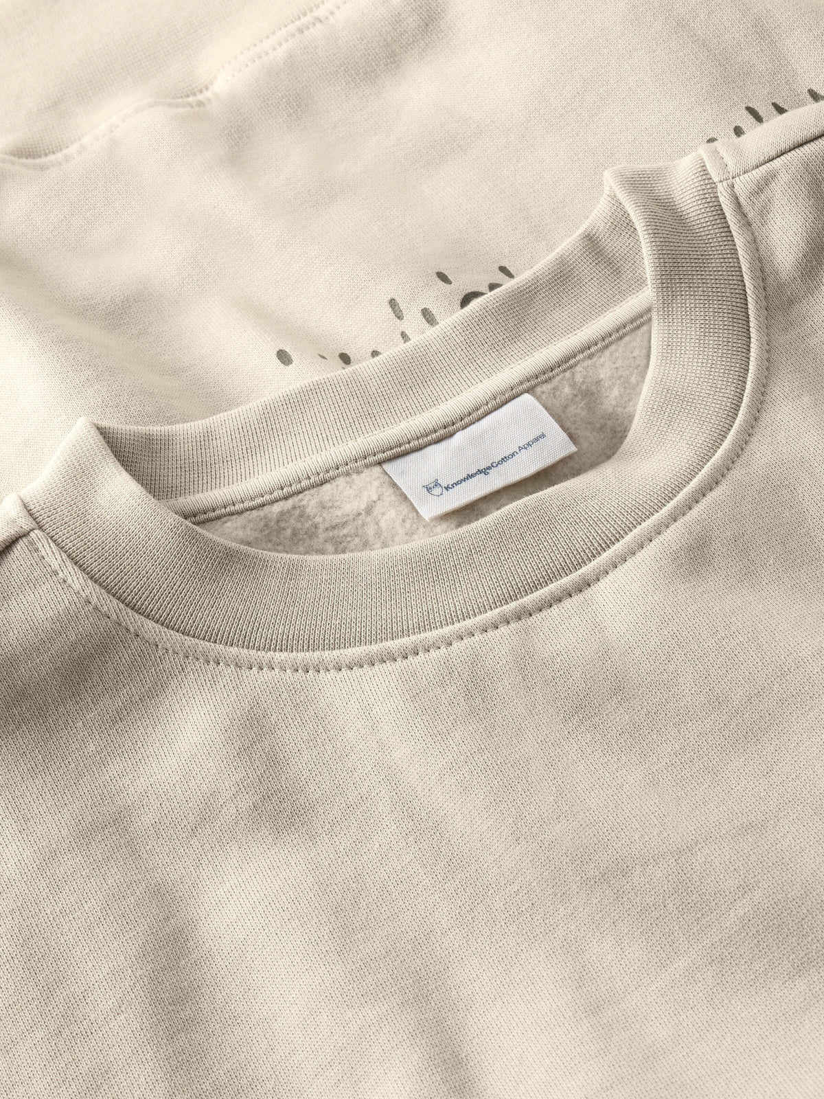 Sweatshirt mit Rundhalsausschnitt und Rückenprint aus Bio-Baumwolle – Detailansicht