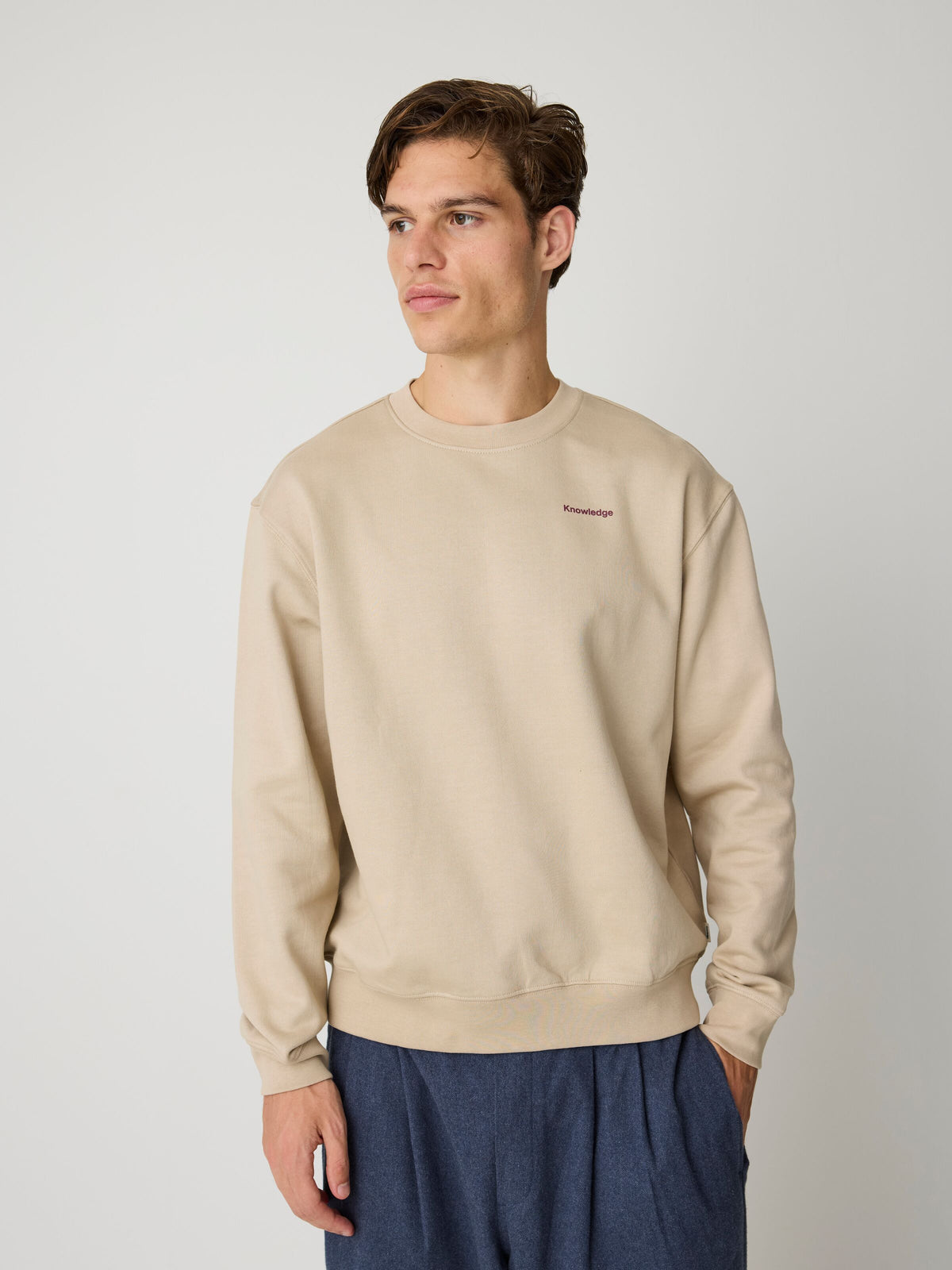 Sweatshirt mit Rundhalsausschnitt und Rückenprint aus Bio-Baumwolle – Lifestyleansicht
