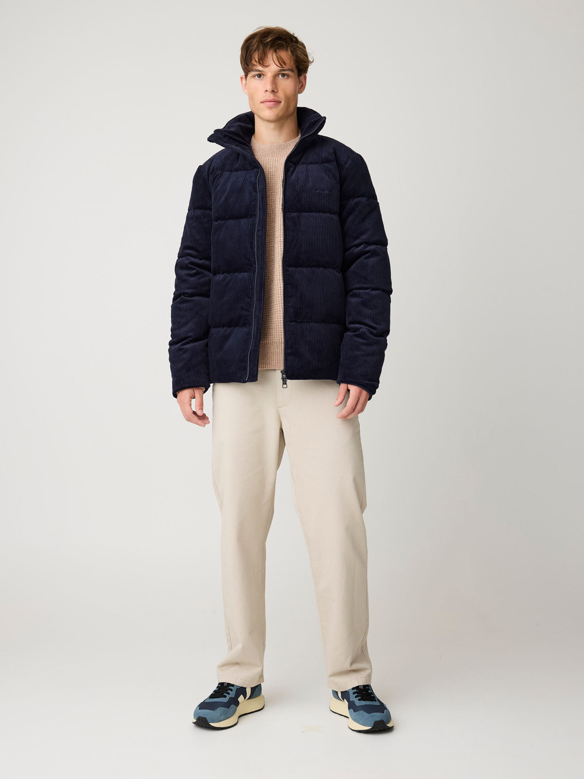 Wattierte Cord-Steppjacke mit hohem Kragen aus Bio-Baumwolle – Lifestyleansicht