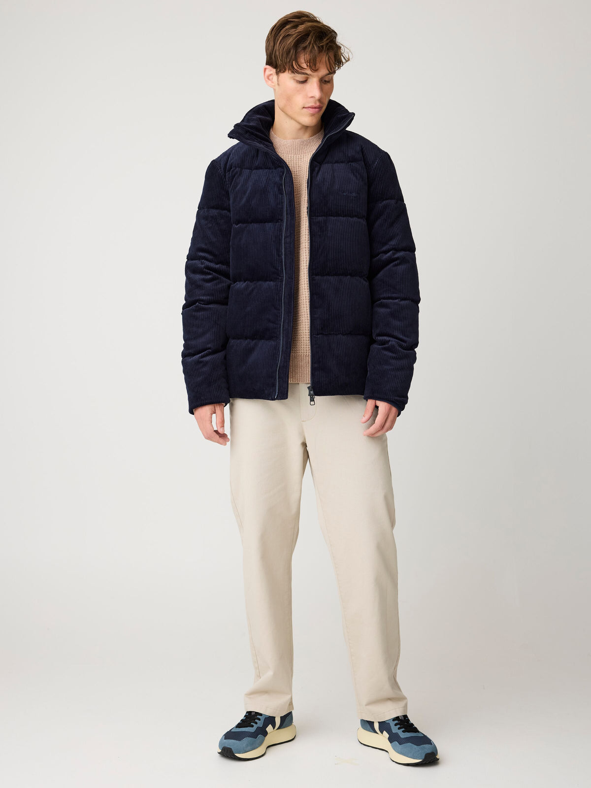 Wattierte Cord-Steppjacke mit hohem Kragen aus Bio-Baumwolle – Lifestyleansicht
