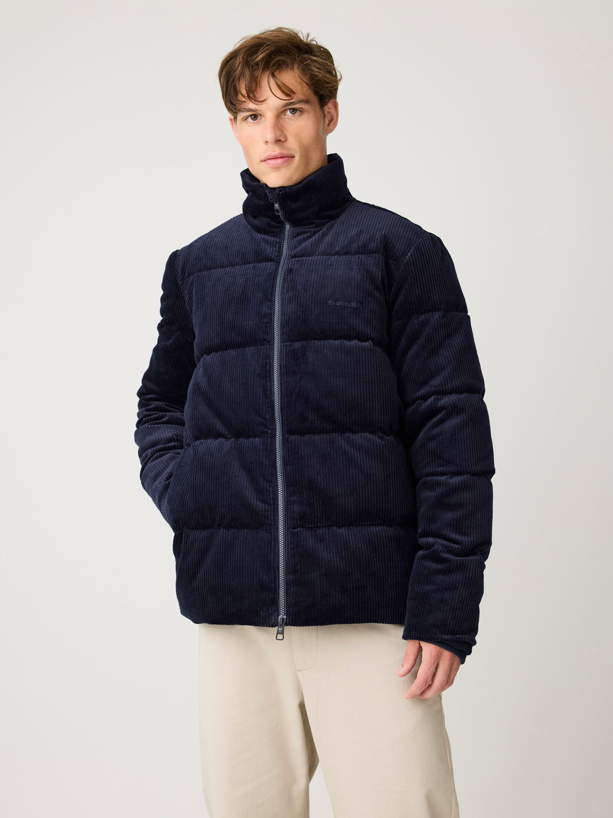Wattierte Cord-Steppjacke mit hohem Kragen aus Bio-Baumwolle – Lifestyleansicht