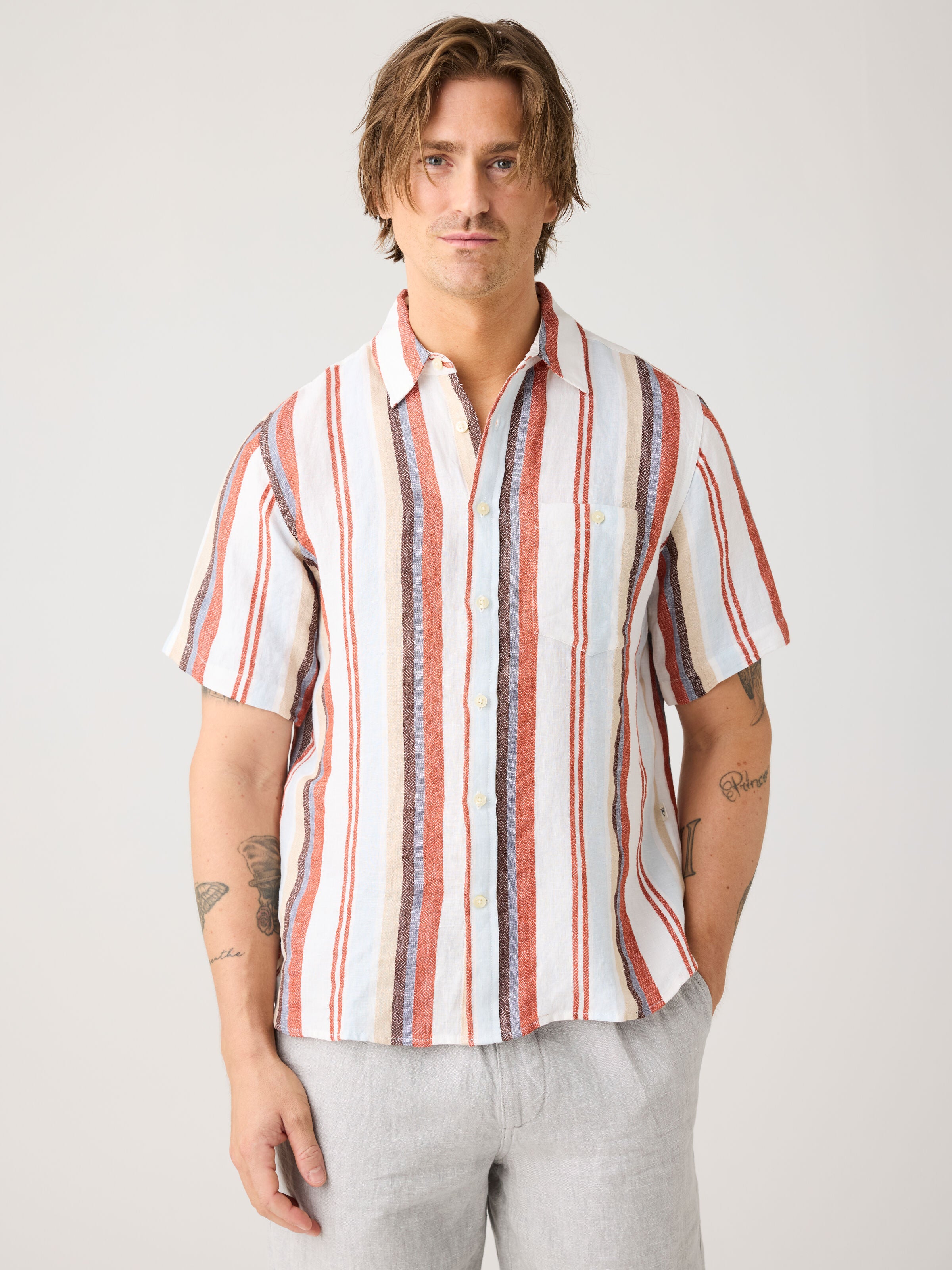Lockeres gestreiftes Kurzarmhemd aus Bio-Leinen