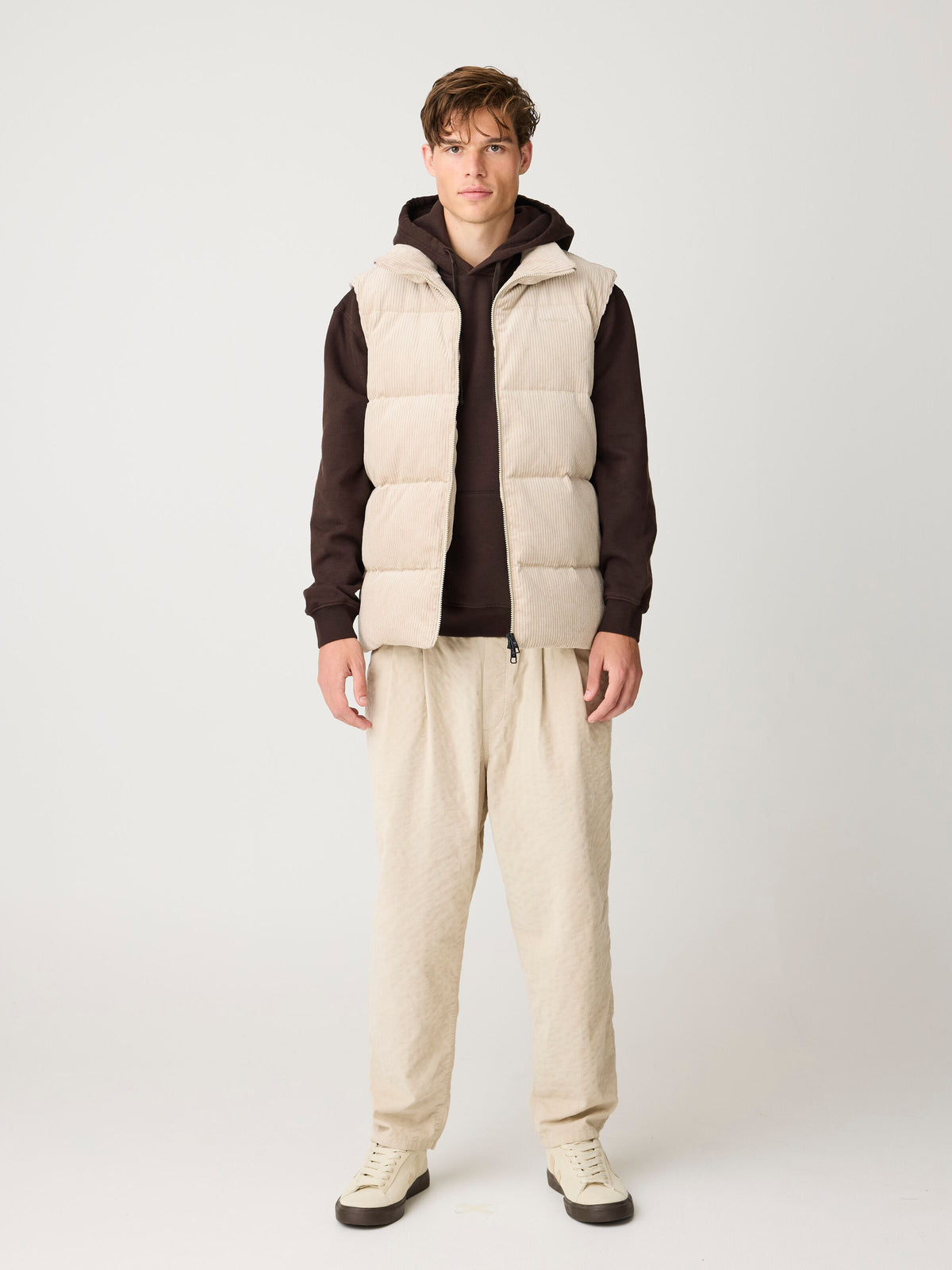 Wattierte Cord Puffer Weste CORDUROY aus Bio-Baumwolle – Lifestyleansicht