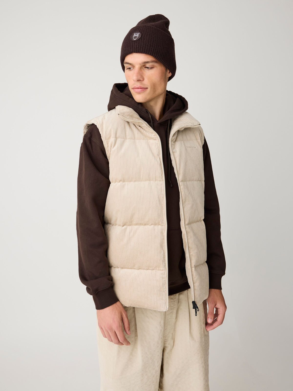 Wattierte Cord Puffer Weste CORDUROY aus Bio-Baumwolle – Lifestyleansicht