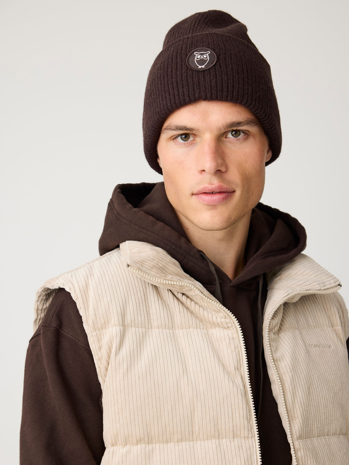 Wattierte Cord Puffer Weste CORDUROY aus Bio-Baumwolle – Lifestyleansicht