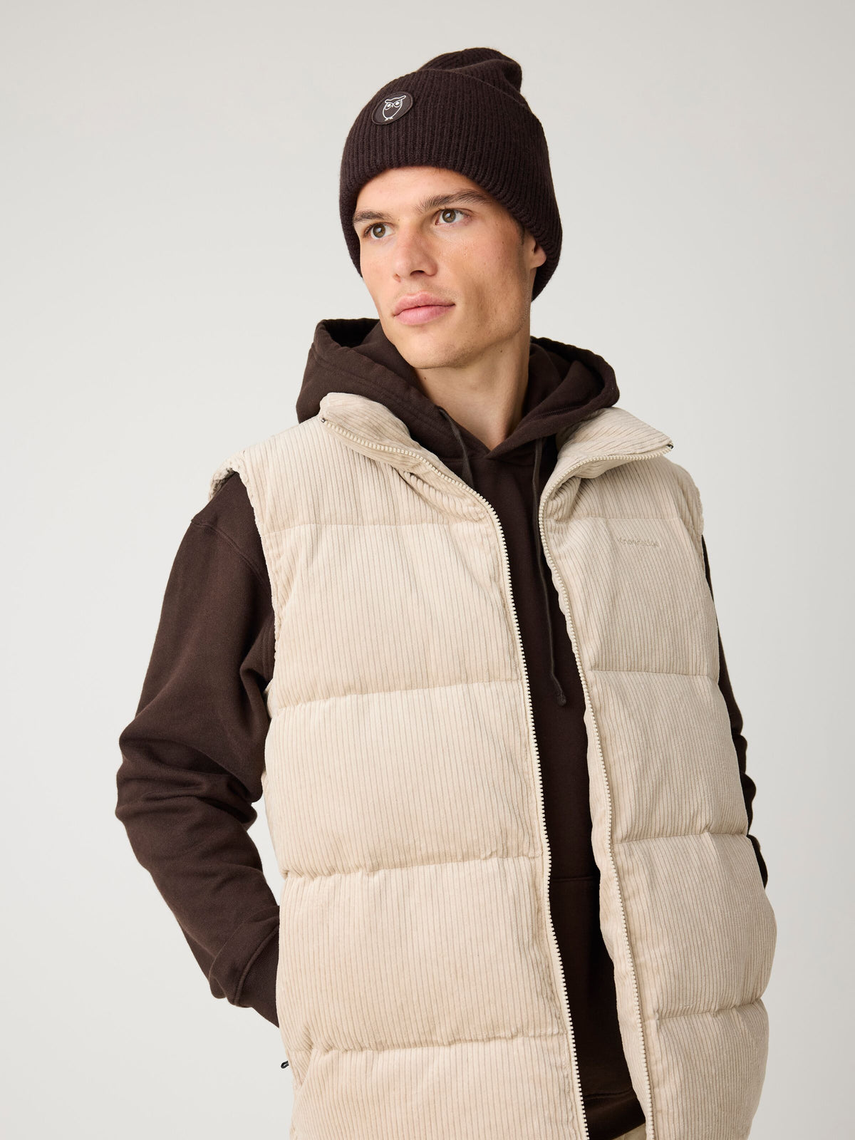 Wattierte Cord Puffer Weste CORDUROY aus Bio-Baumwolle – Lifestyleansicht