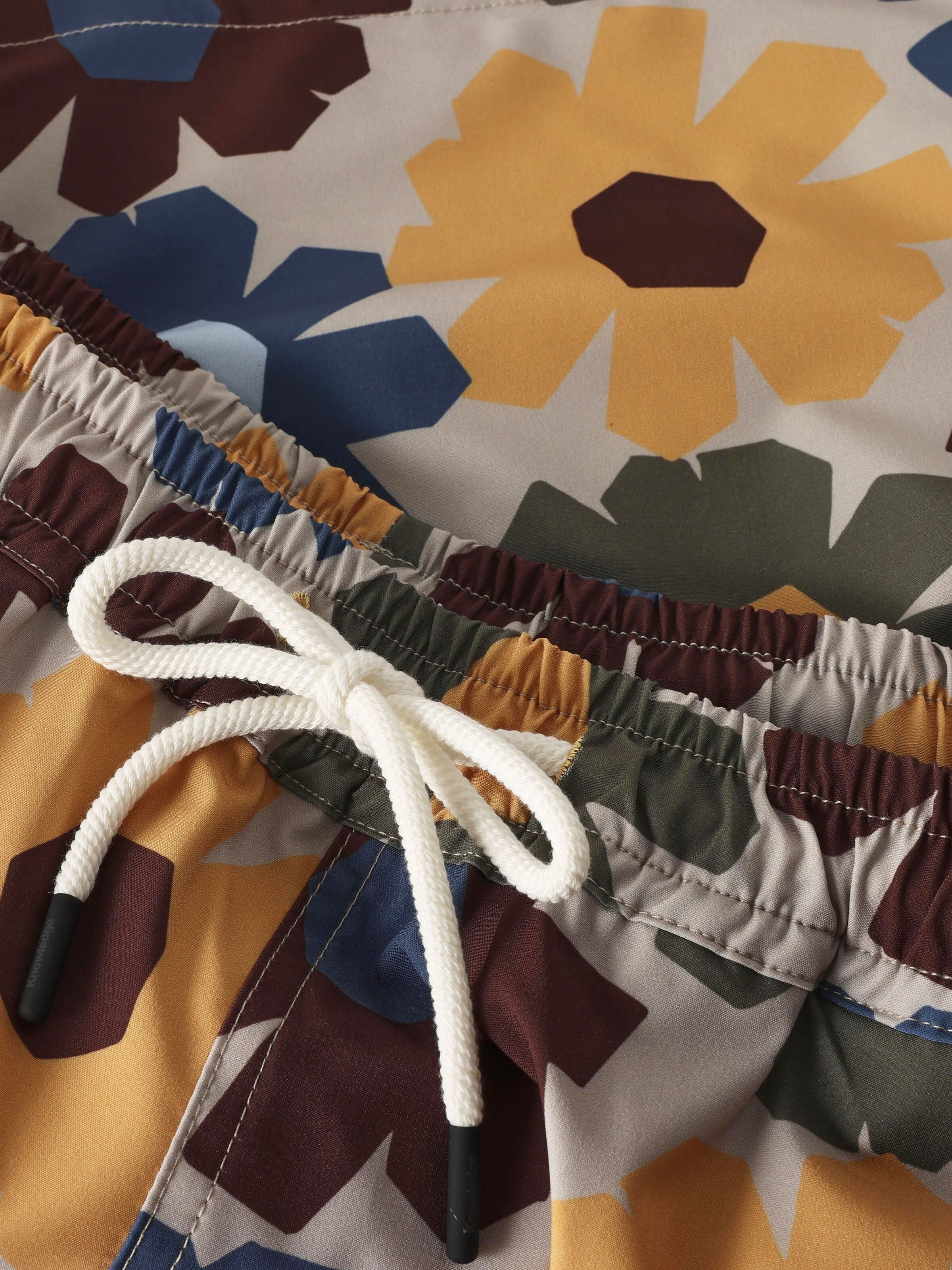 Mittellange Badehose mit Prints aus recyceltem Polyester