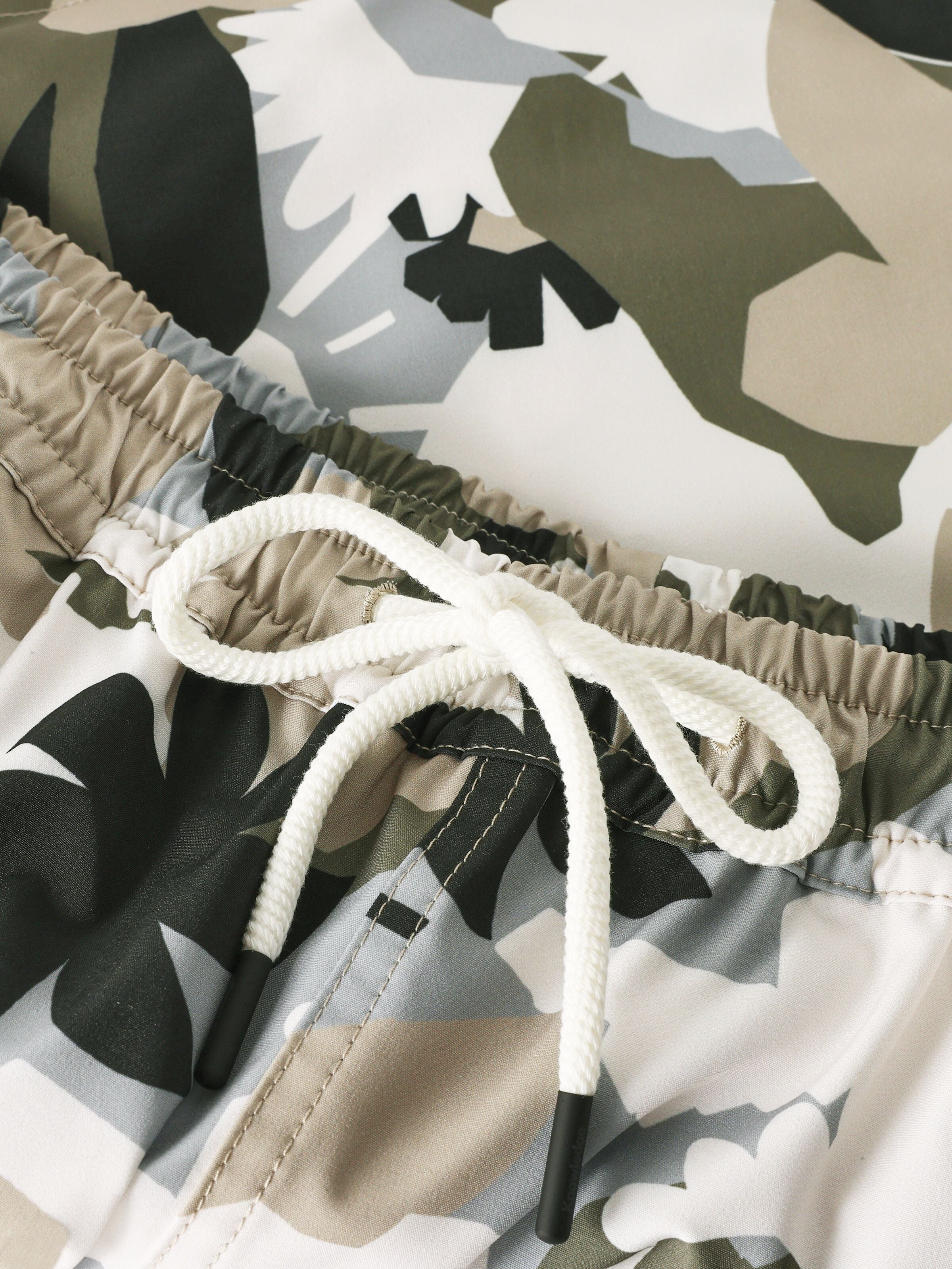 Mittellange Badehose mit Prints aus recyceltem Polyester