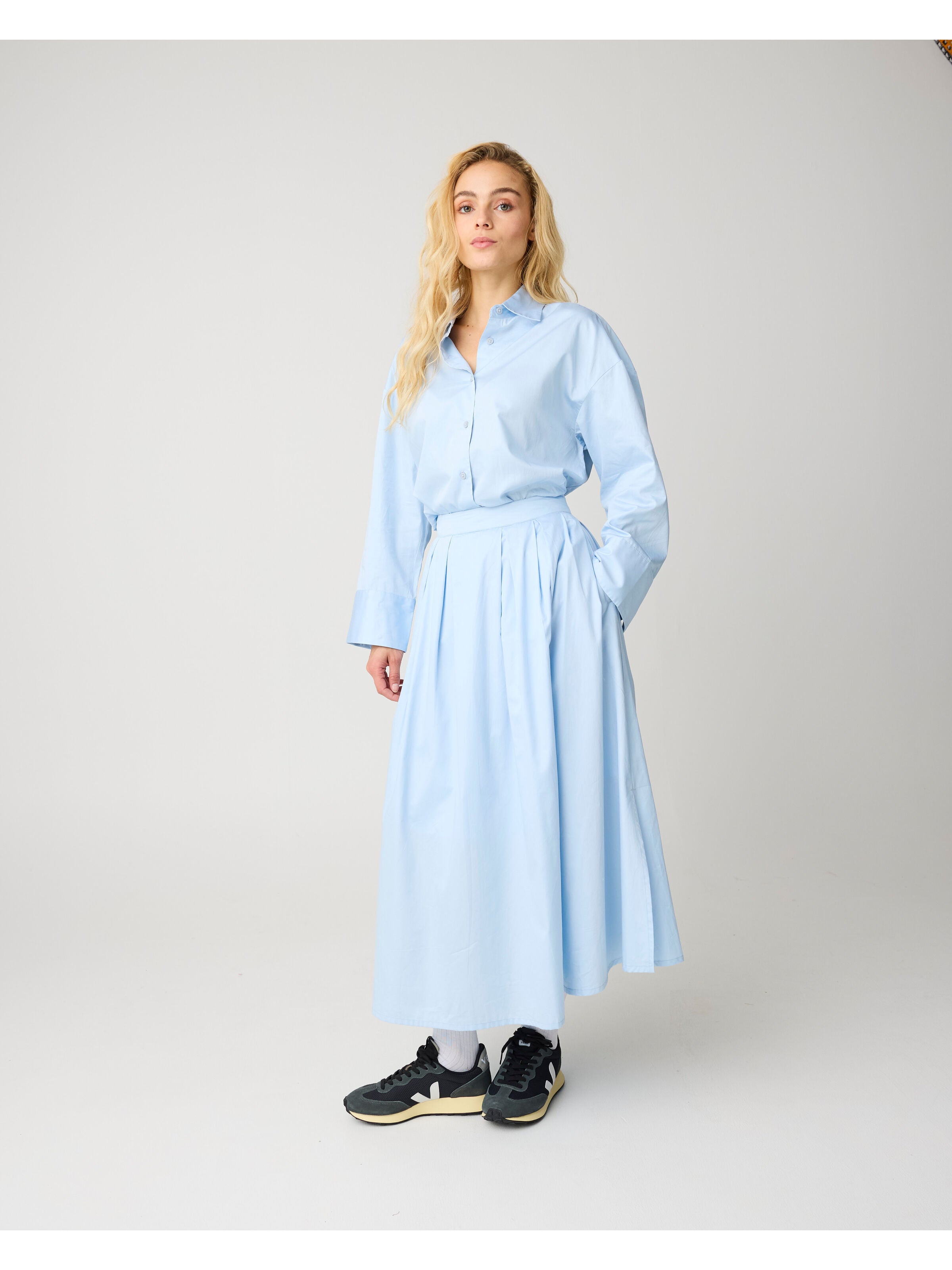 Langer Satin-Faltenrock aus Bio-Baumwolle