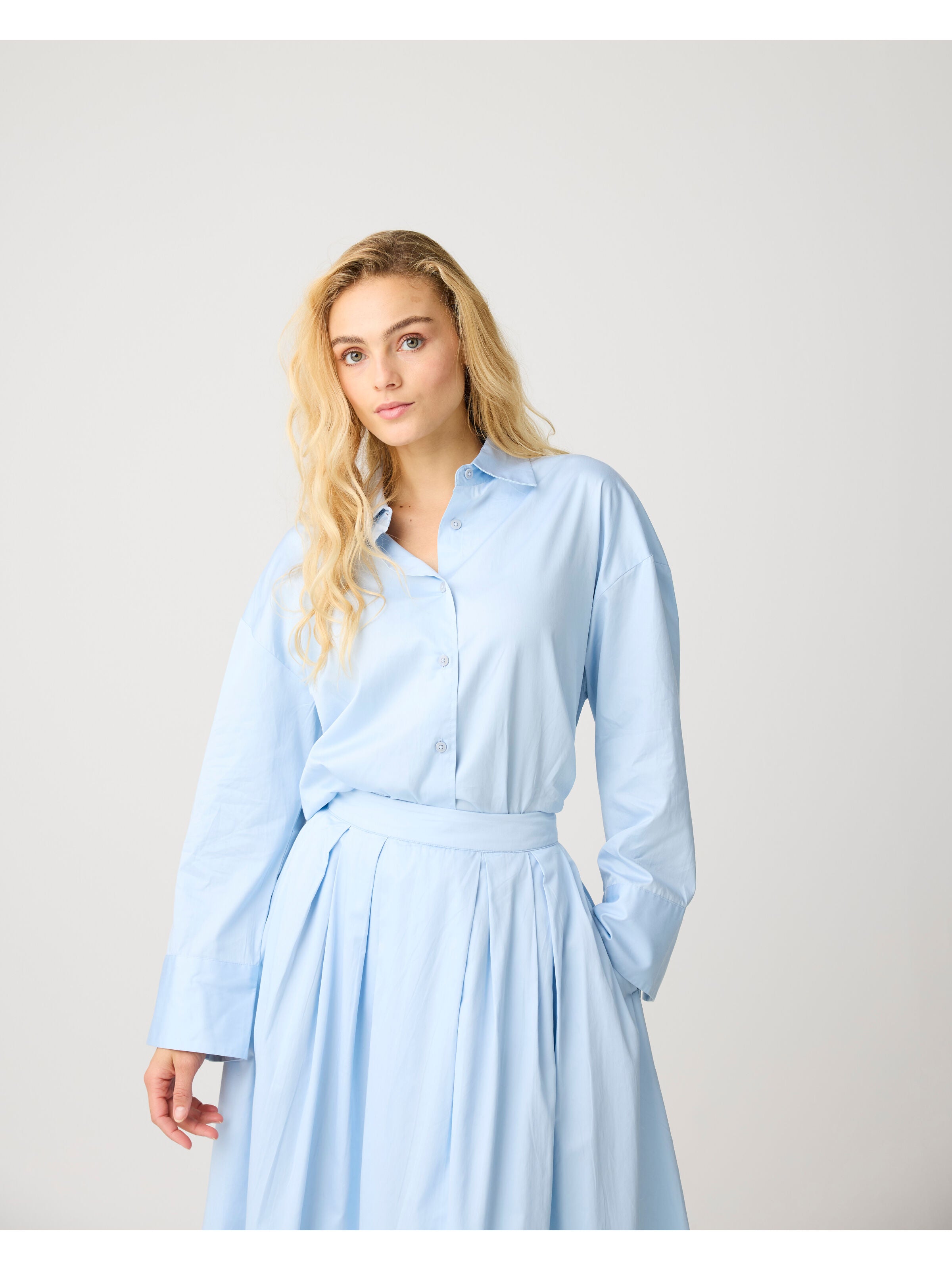 Langer Satin-Faltenrock aus Bio-Baumwolle