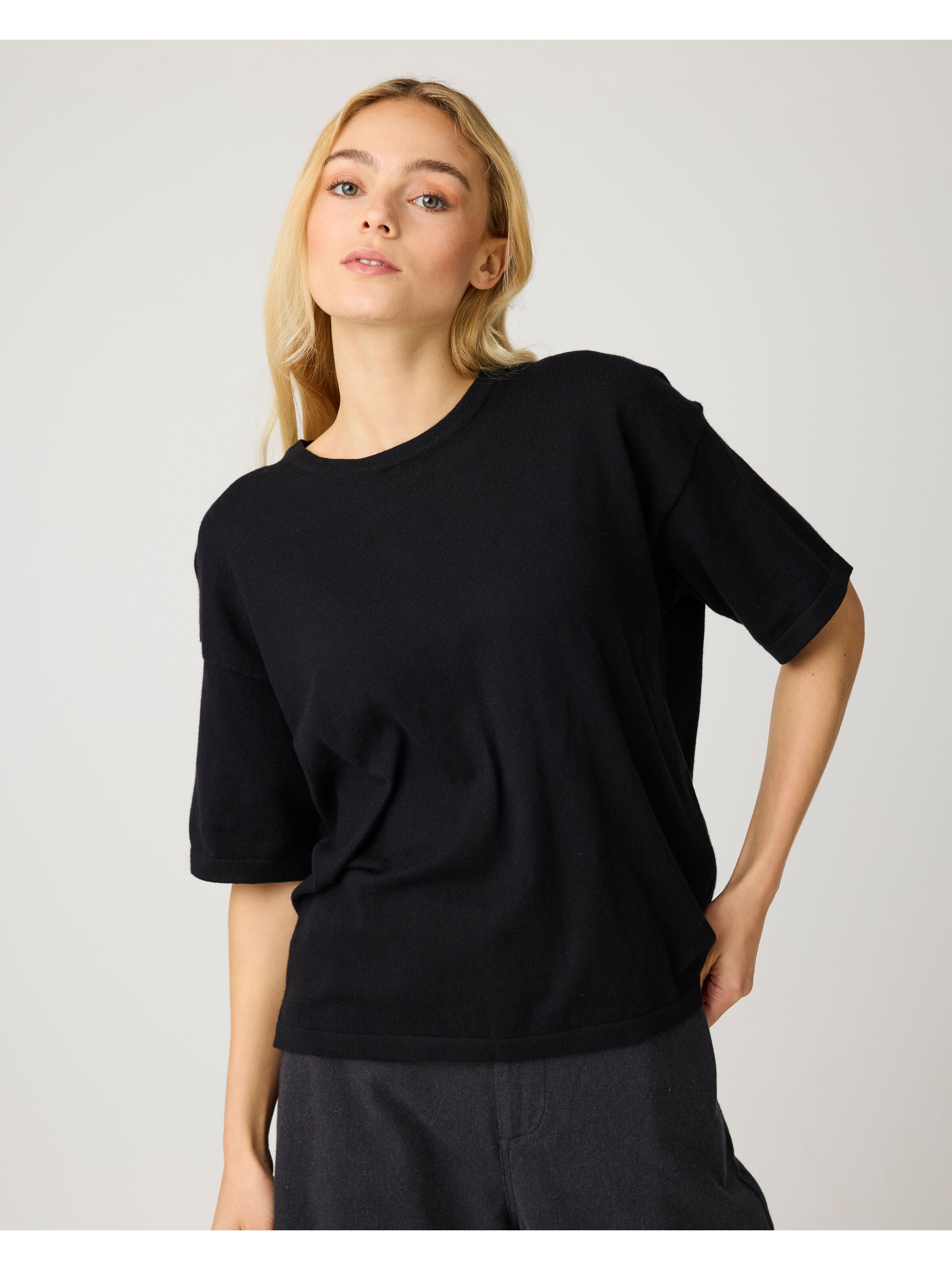 Gestricktes lockeres T-Shirt aus Kaschmir
