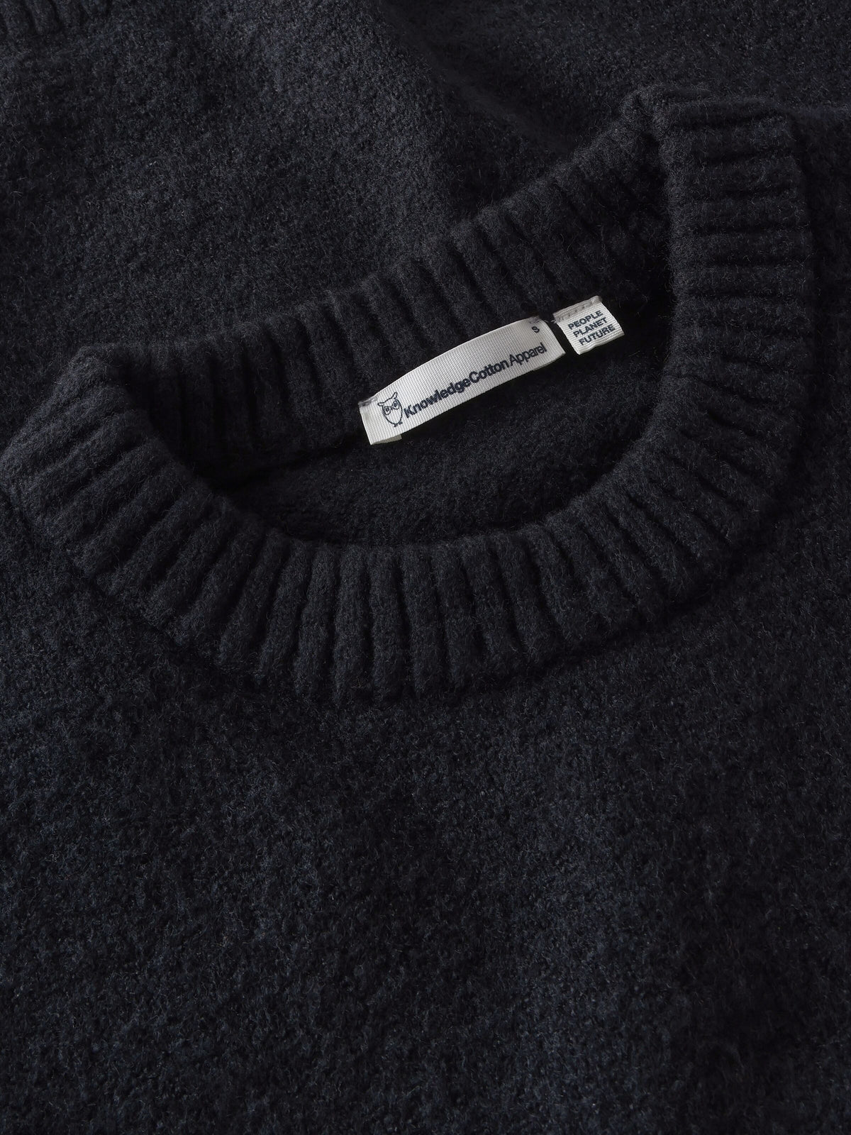 Soufflé Strickpullover mit Rundhalsausschnitt - Relaxed Fit - aus recyceltem Polyester