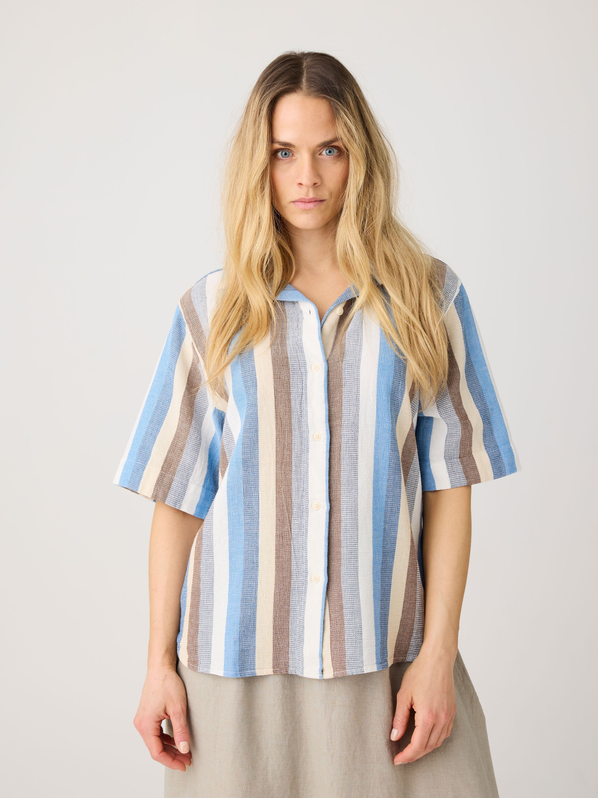 Lockere kurzarm Bluse mit Struktur aus Bio-Baumwolle