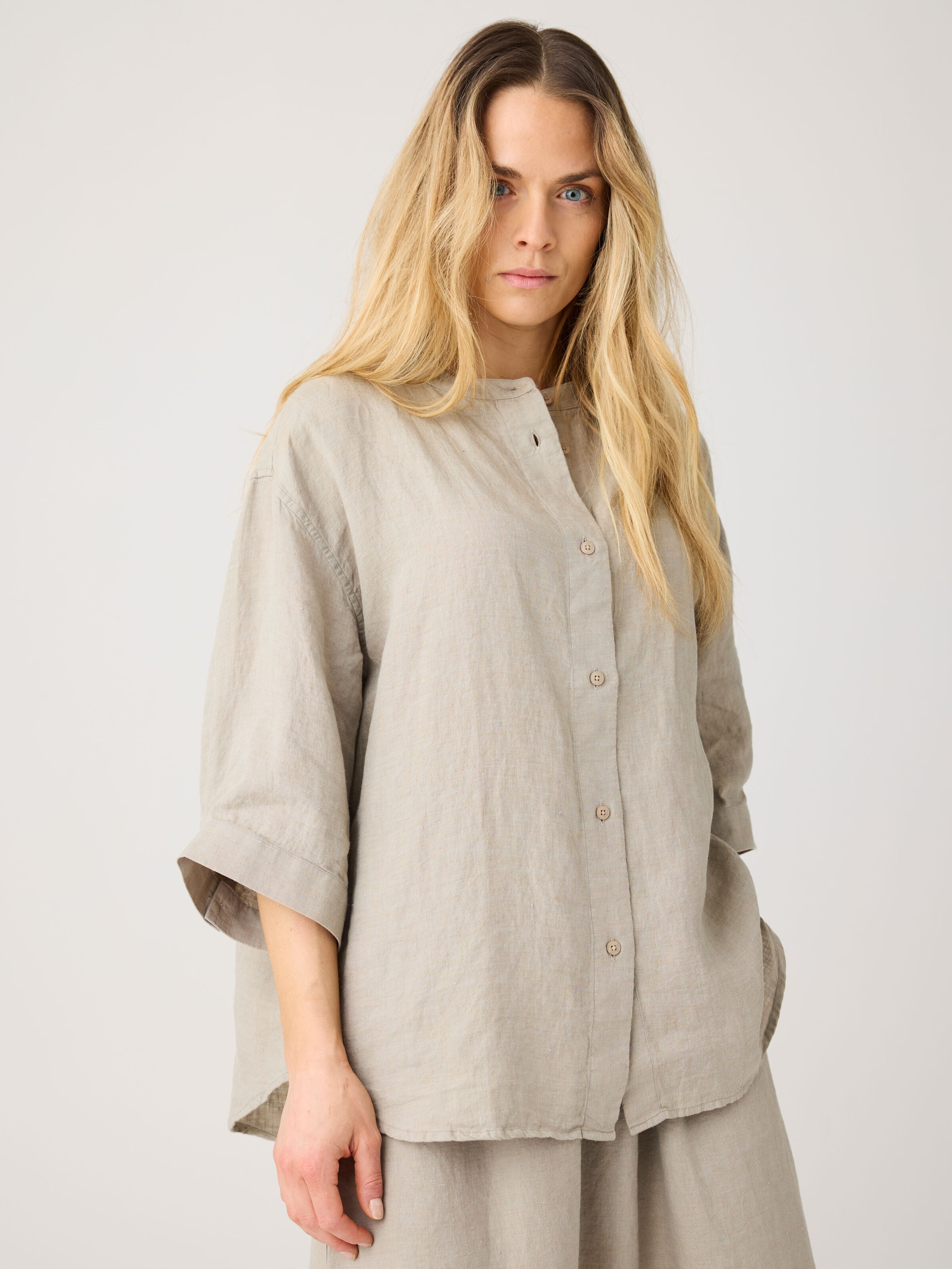 Lockeres Hemd und Bluse mit 3/4 Arm und Stehkragen aus Bio-Leinen