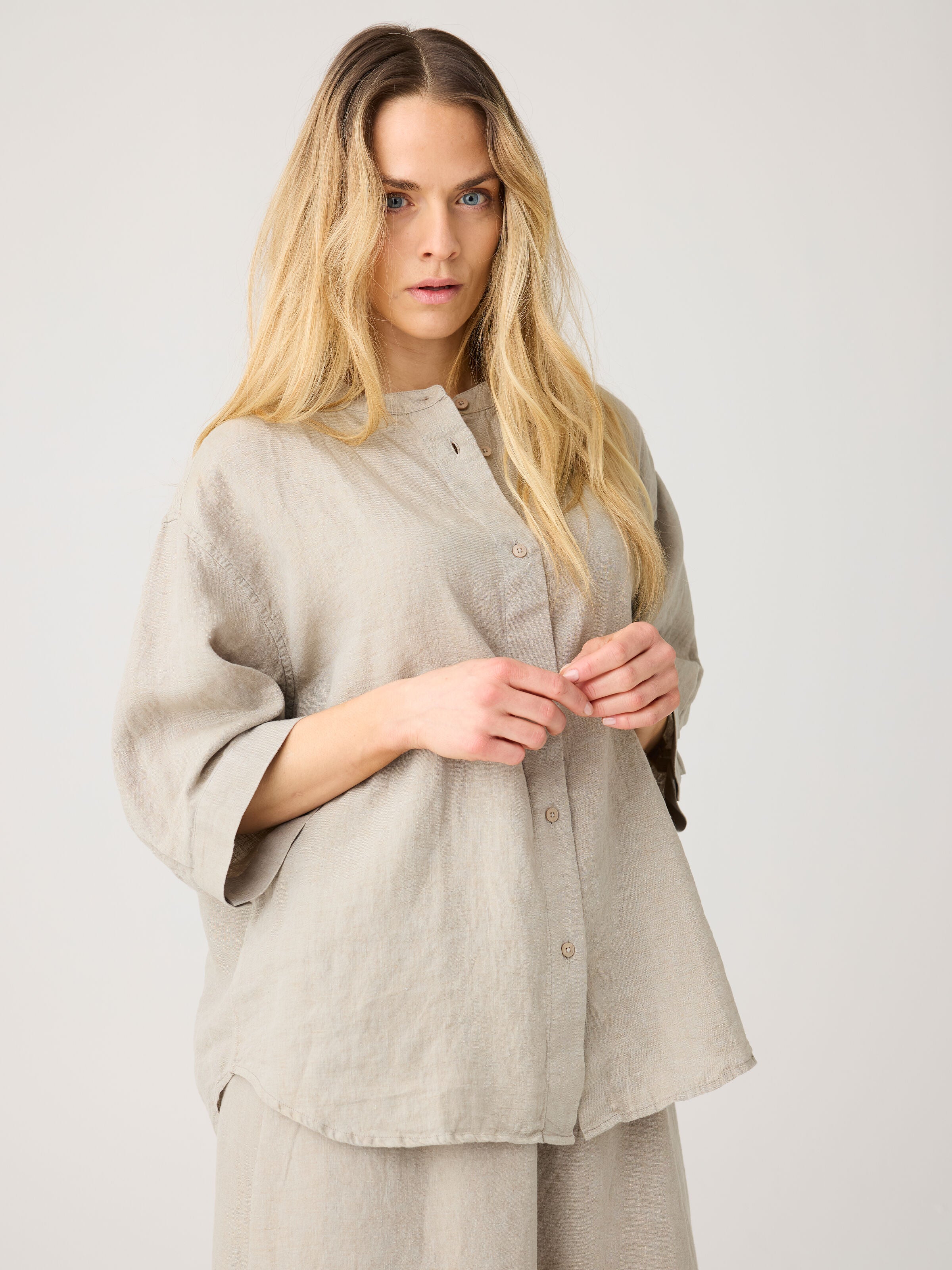 Lockeres Hemd und Bluse mit 3/4 Arm und Stehkragen aus Bio-Leinen