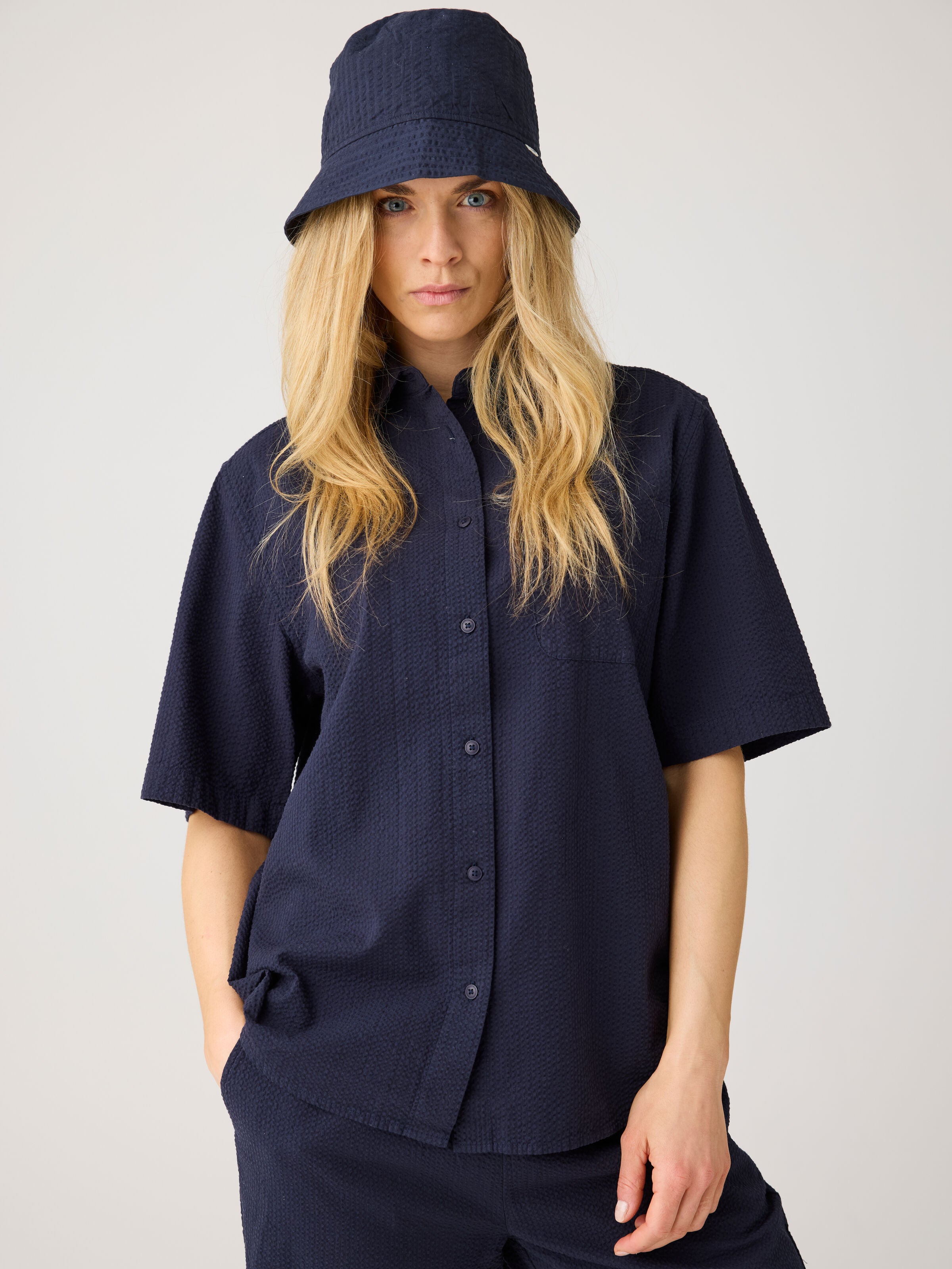 Lockere Seersucker-Bluse mit kurzen Ärmeln aus Bio-Baumwolle