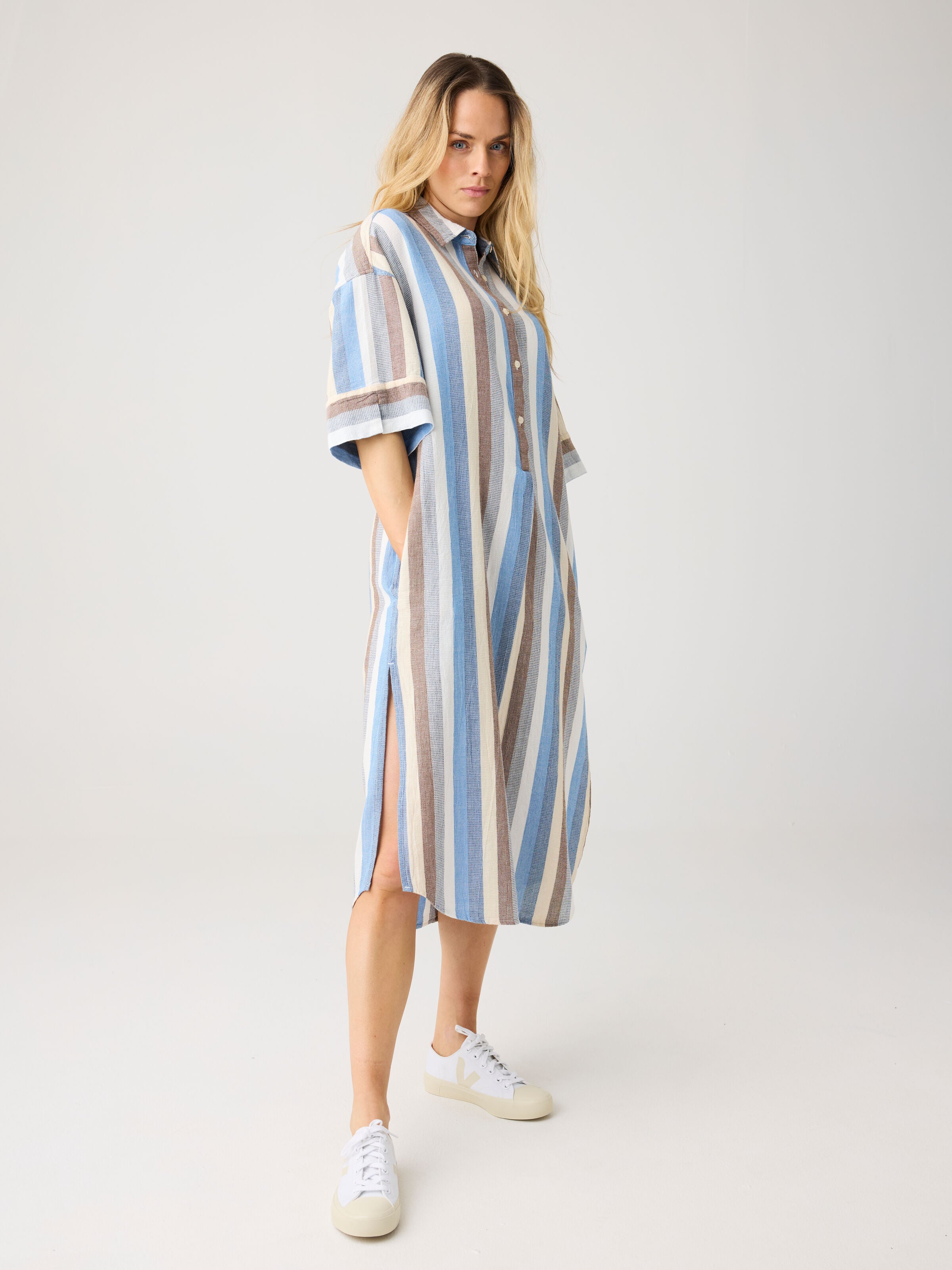 Kurzarm-Blusenkleid mit Struktur aus Bio-Baumwolle