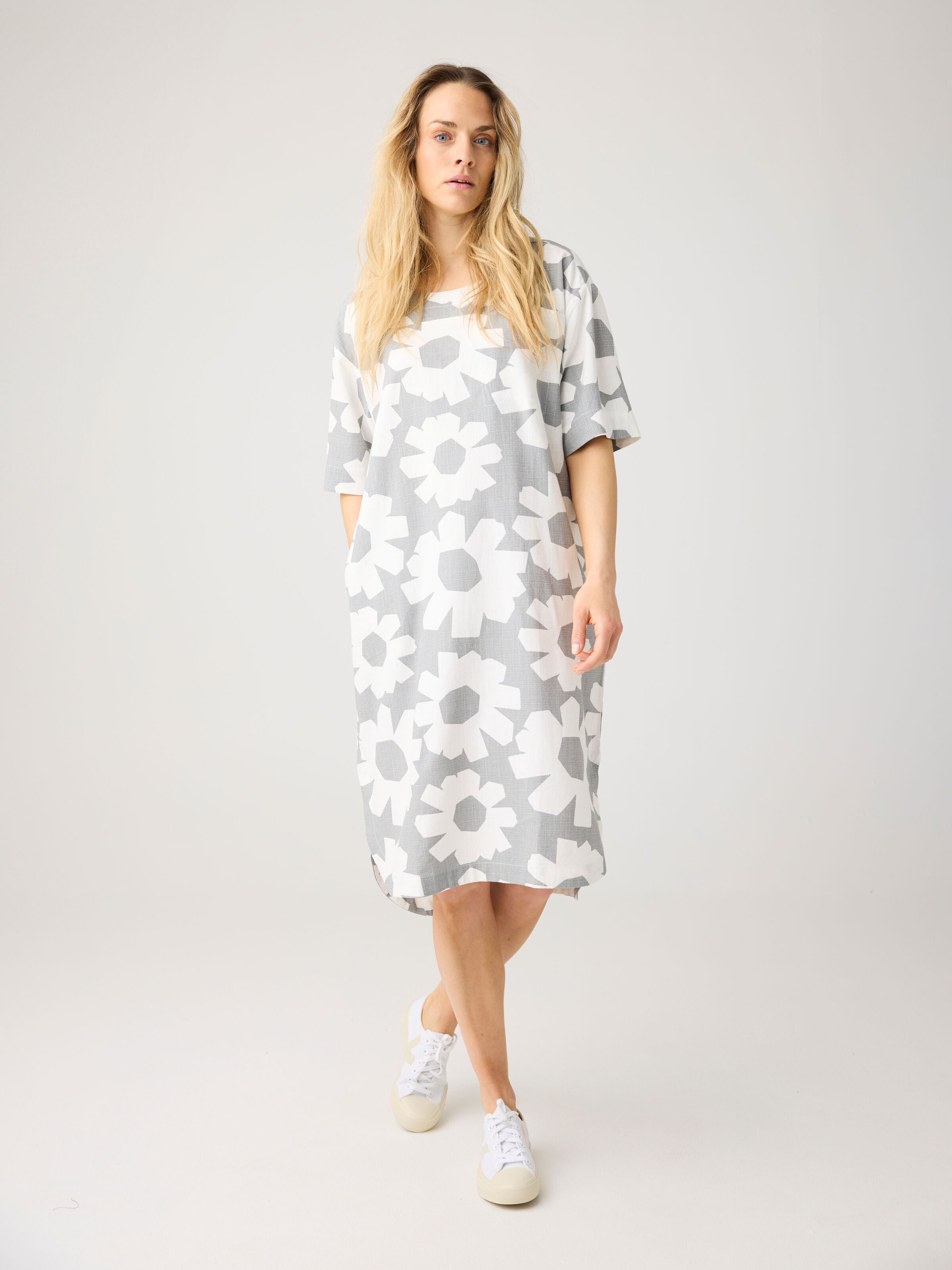 T-Shirt-Kleid mit Flower-Print aus Bio-Leinenmix