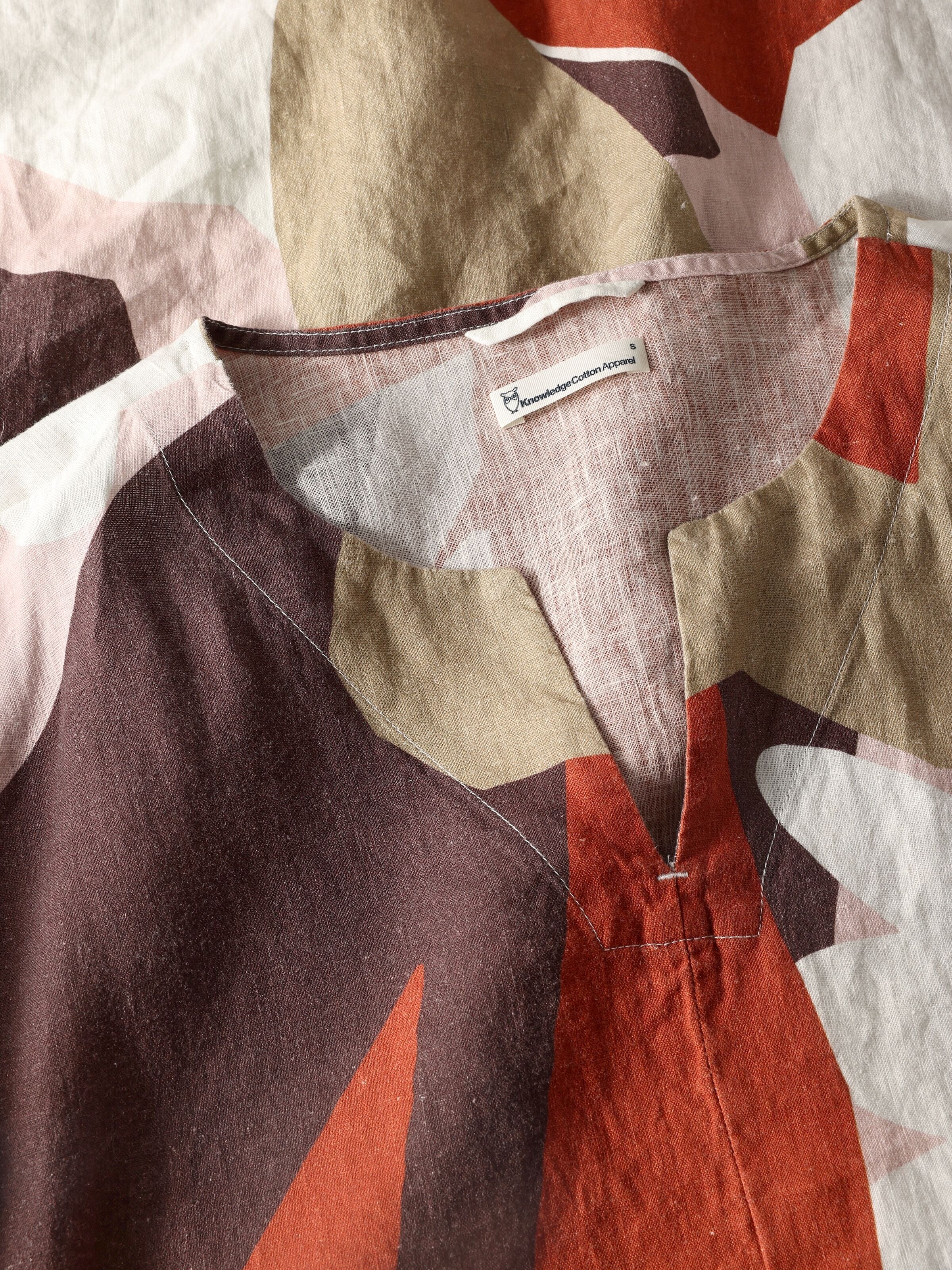 Sommerkleid mit V-Ausschnitt und Print aus Bio-Leinen