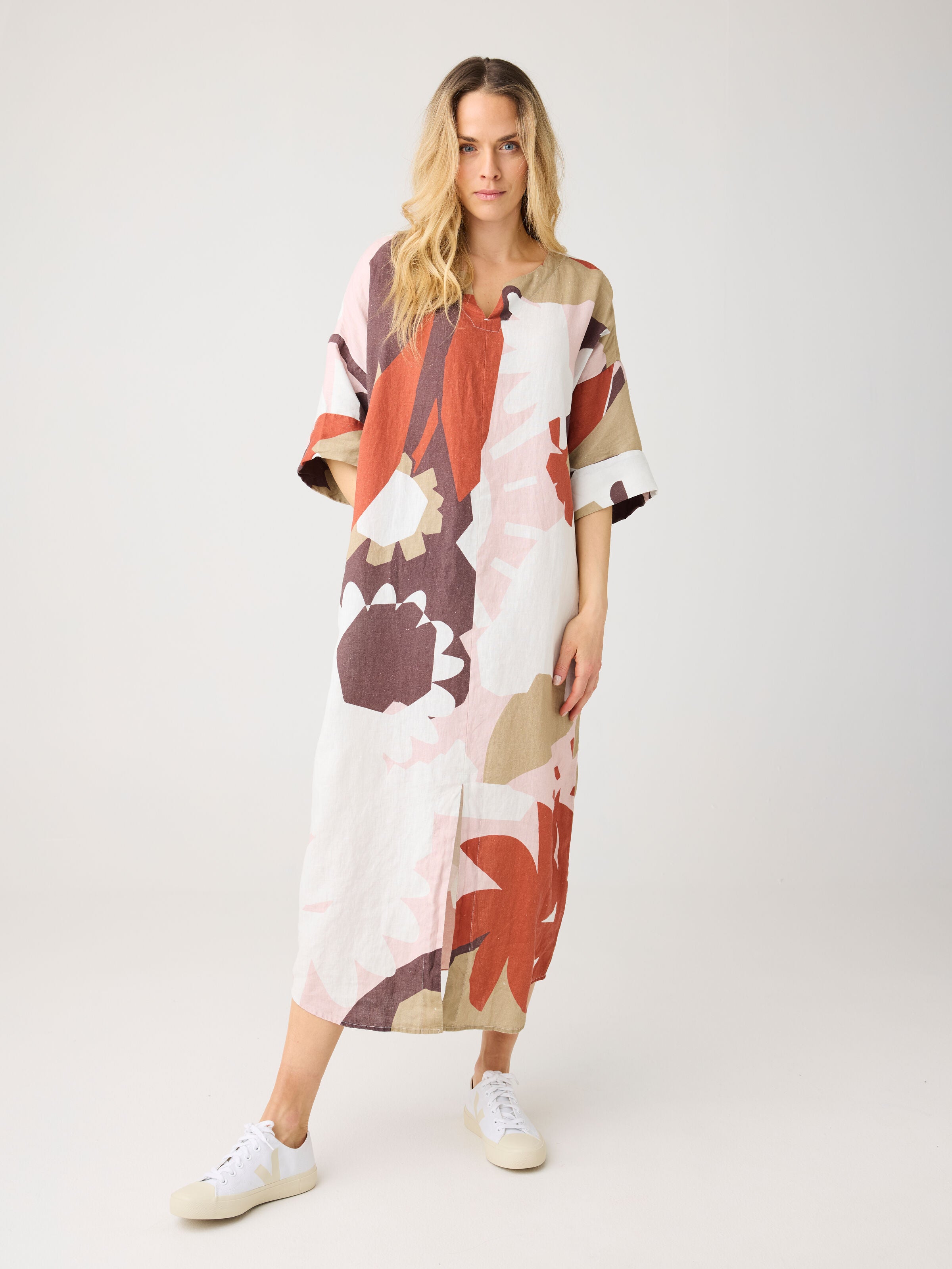 Sommerkleid mit V-Ausschnitt und Print aus Bio-Leinen