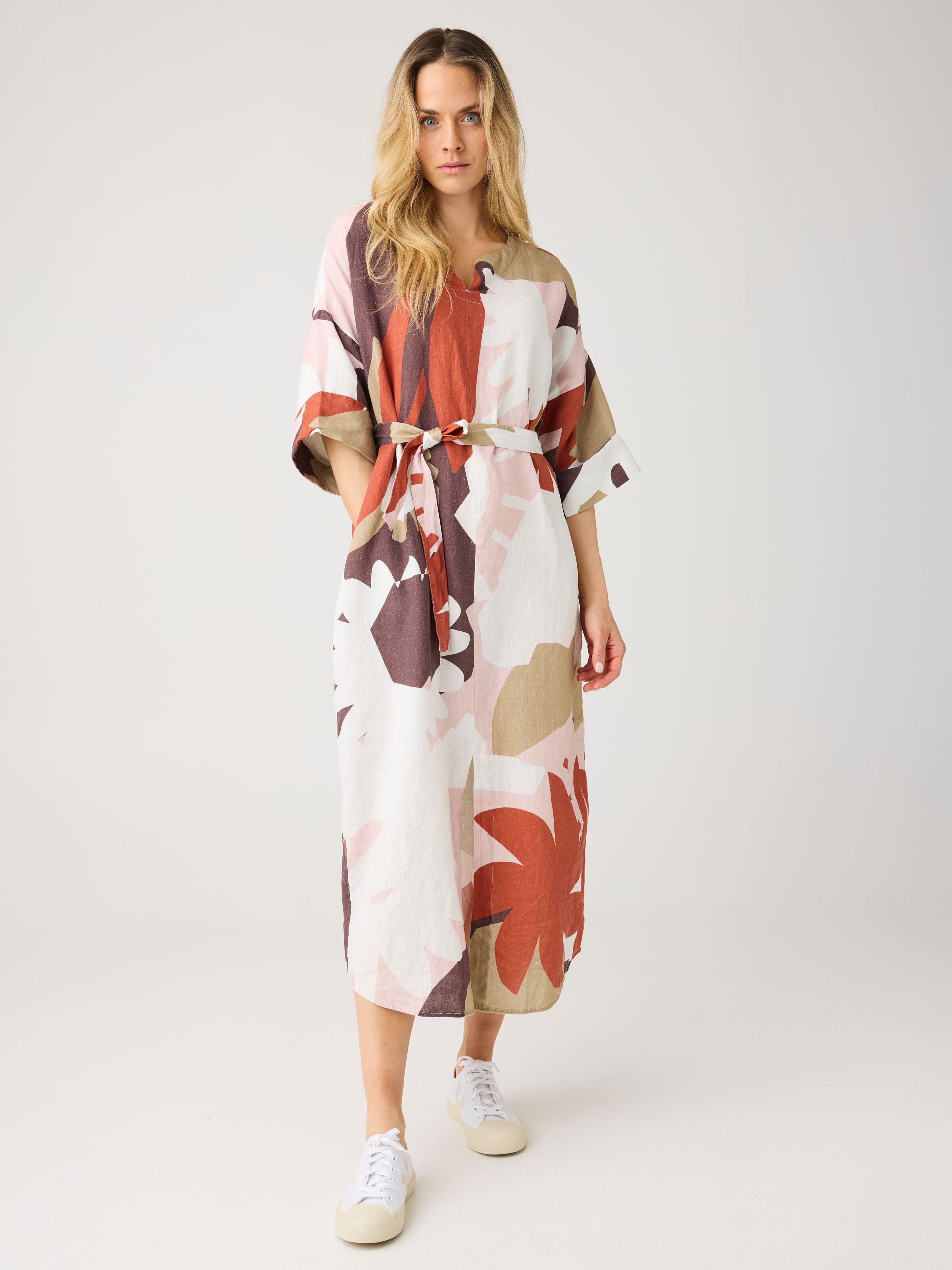 Sommerkleid mit V-Ausschnitt und Print aus Bio-Leinen